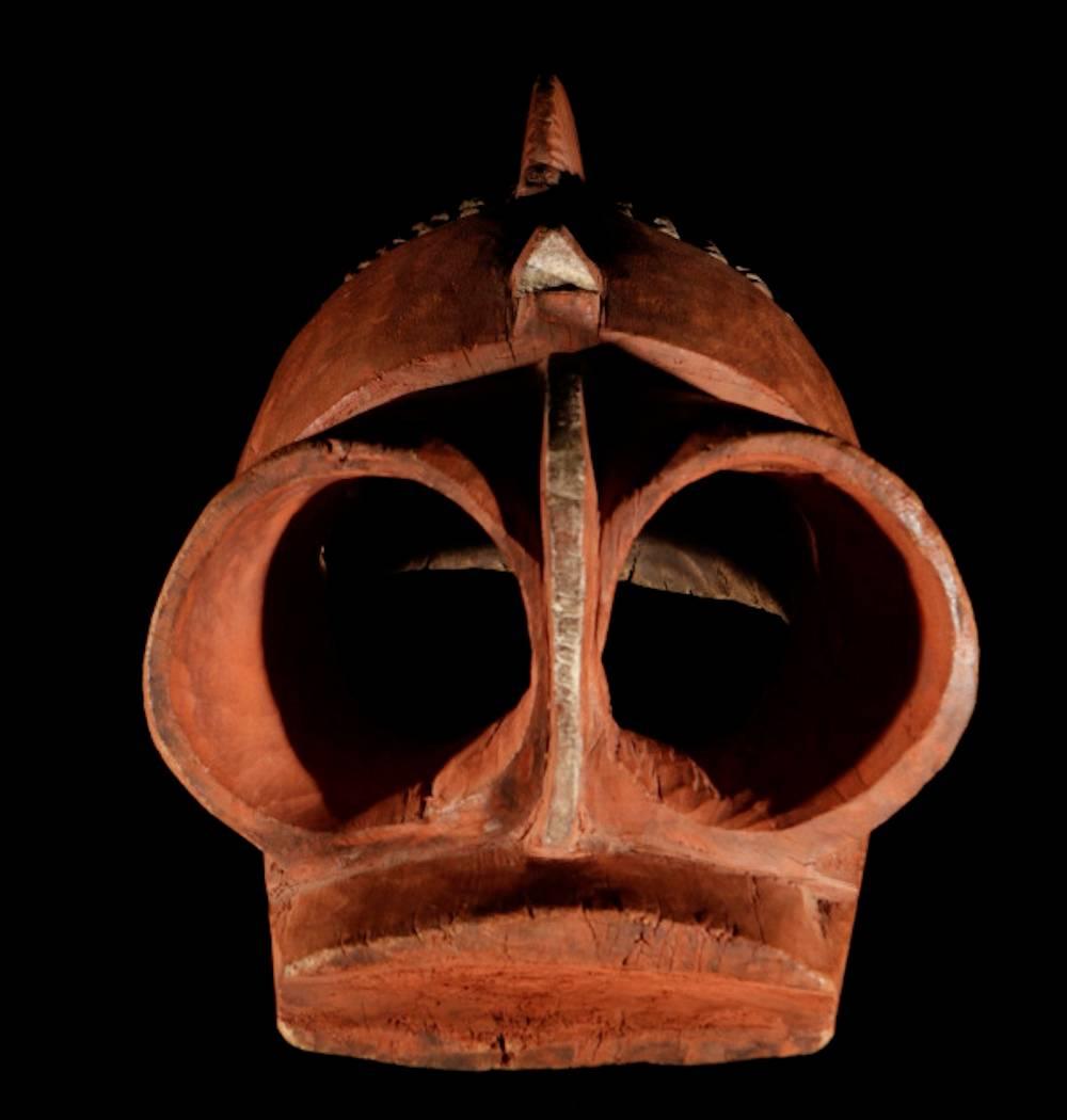 Very beautiful mask with large pronounced eyes with the circular cavity shape. The mask depicts a nocturnal bird that can see in the darkness and manifest the presence of divinities for protection. Polychrome wood with ancient wear traces.