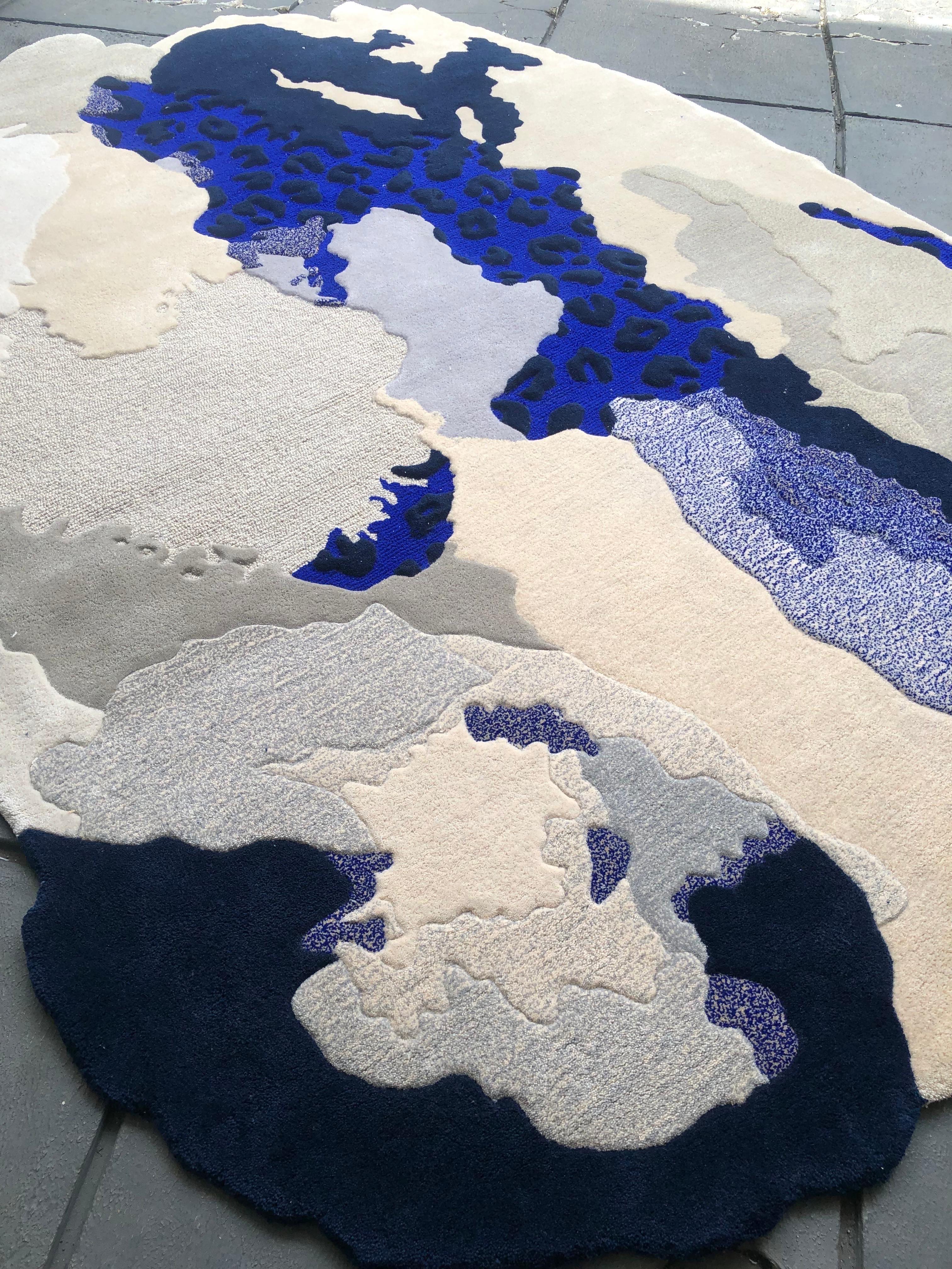 Dieser Teppich ist eine künstlerische Erforschung von Form, Textur und Kontrast und verkörpert die Essenz des abstrakten Expressionismus und natürlicher Landschaften. Seine fließende, frei geformte Silhouette widersetzt sich konventionellem Design
