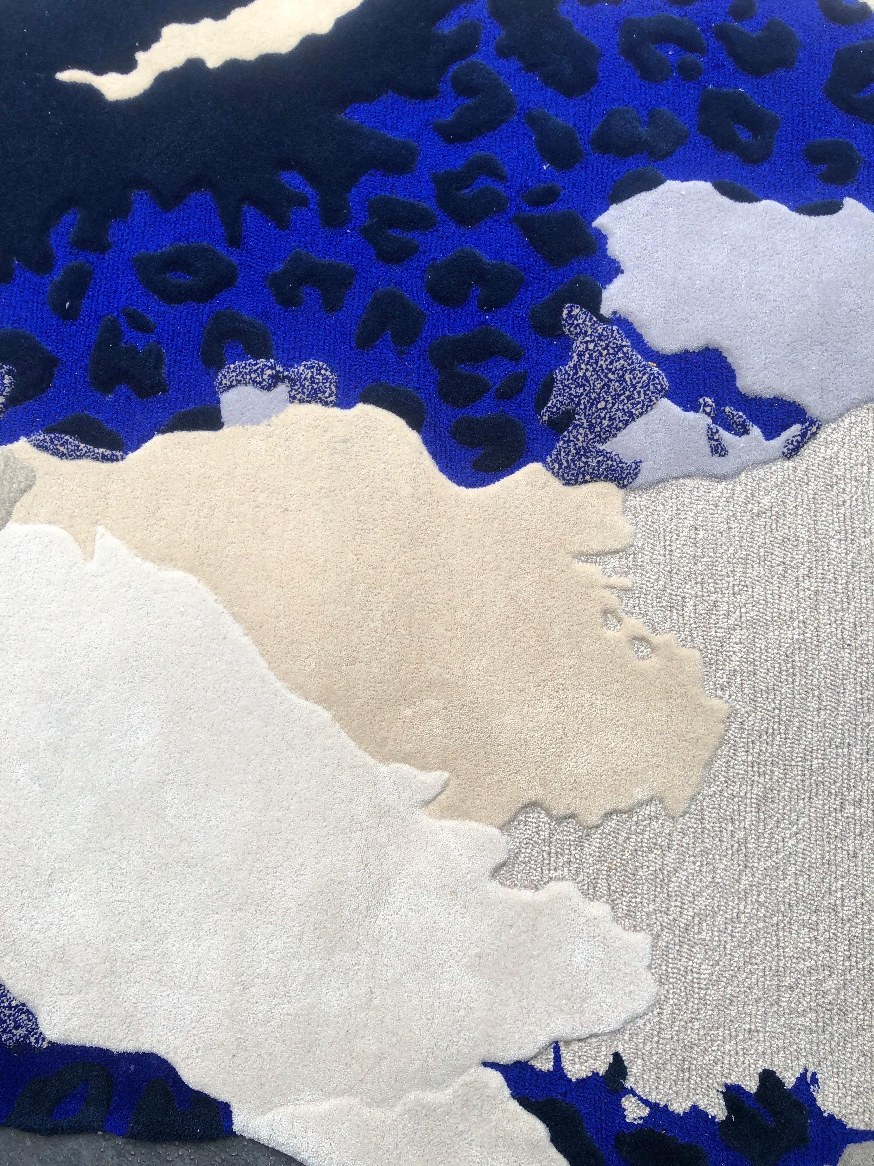 Nocturne Terrain-Teppich in organischer Form mit Farben von Grau und Blau (Moderne) im Angebot