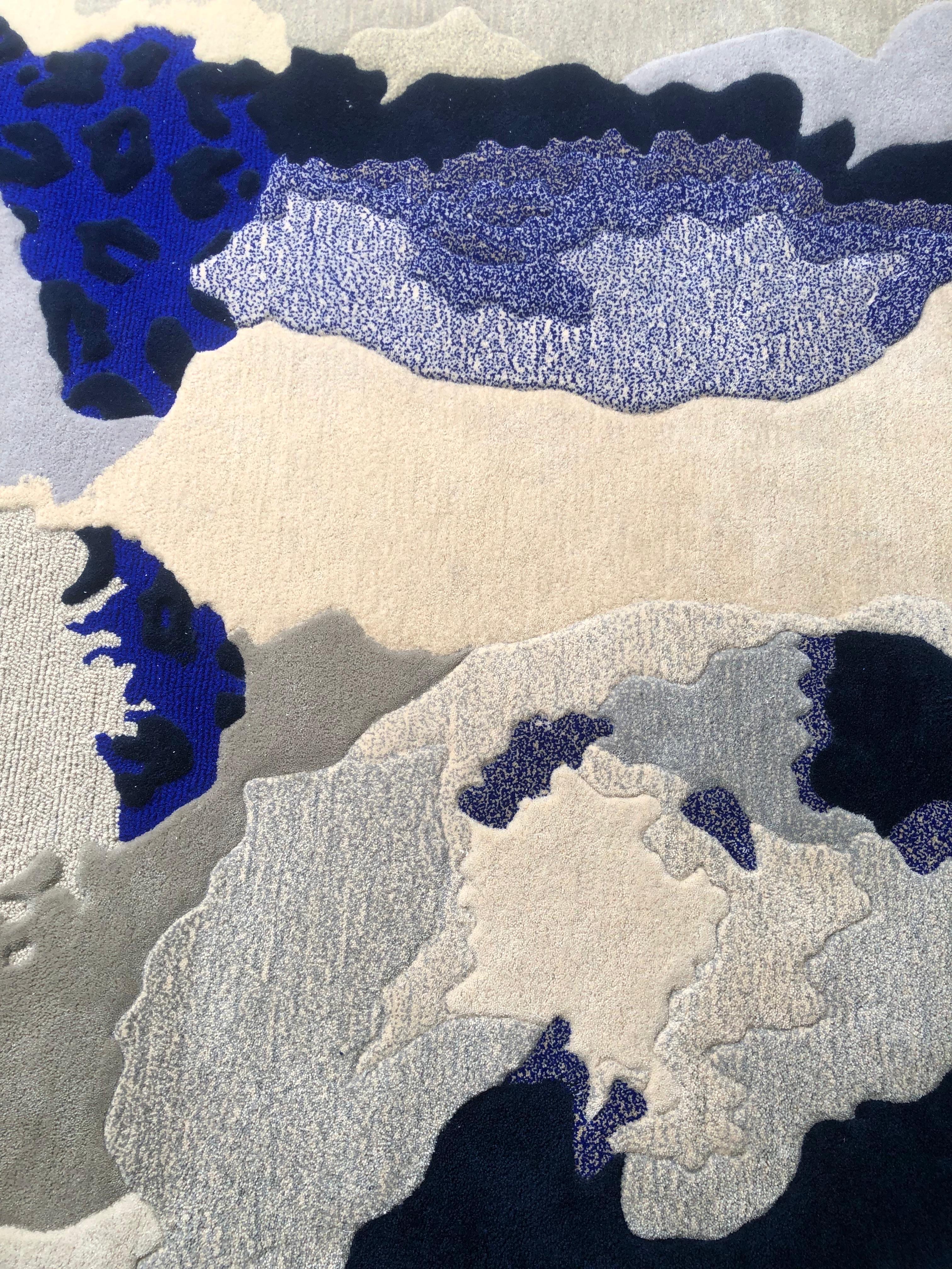 Nocturne Terrain-Teppich in organischer Form mit Farben von Grau und Blau (Indonesisch) im Angebot