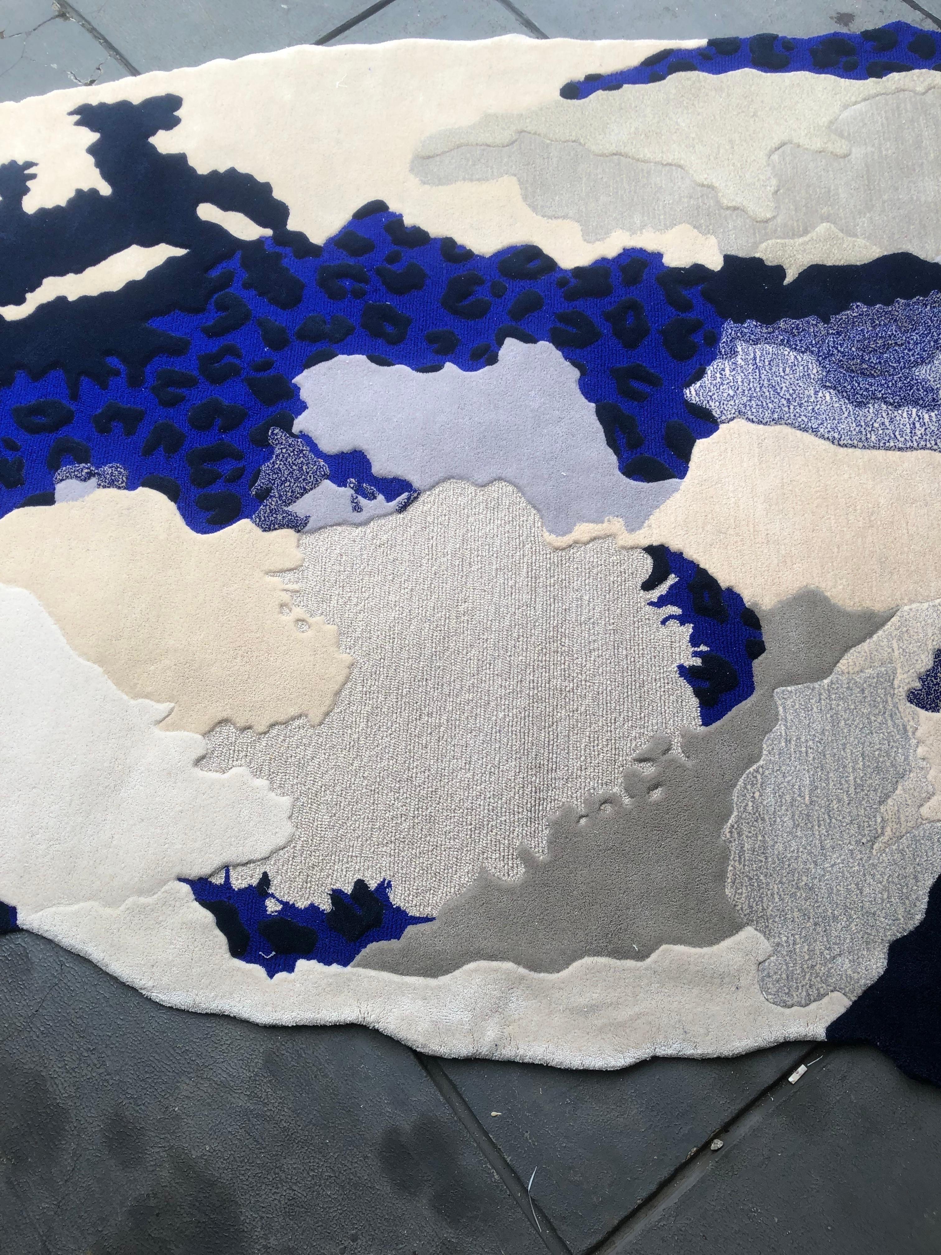 Nocturne Terrain-Teppich in organischer Form mit Farben von Grau und Blau (Handgefertigt) im Angebot