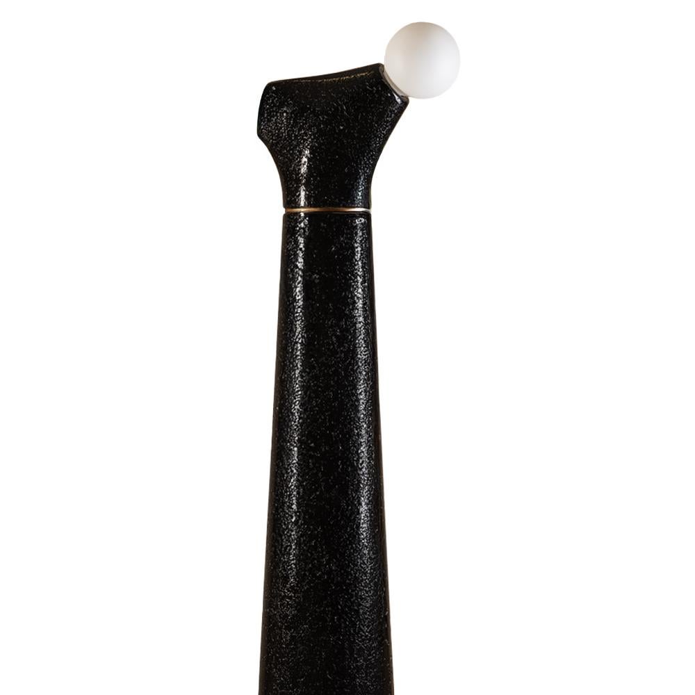 Noda II Signatur-Tischlampe, Unikat von MANUFACTURE XXI
Abmessungen: B 126,5 x T 15 x H 62 cm.
MATERIALIEN: Blattgold, Metallringe.
Gewicht: 2.5 kg. 

Licht ist für die Schaffung einer gemütlichen Atmosphäre in unseren Häusern unerlässlich. Unsere