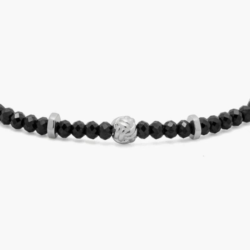 Nodo-Armband mit schwarzem Spinell und Sterlingsilber, Größe S

Facettierte schwarze Spinellperlen sitzen zusammen mit Akzenten aus rhodinierten Sterlingsilberscheiben und sind mit unserem Karabinerverschluss versehen. Ein handgefertigtes