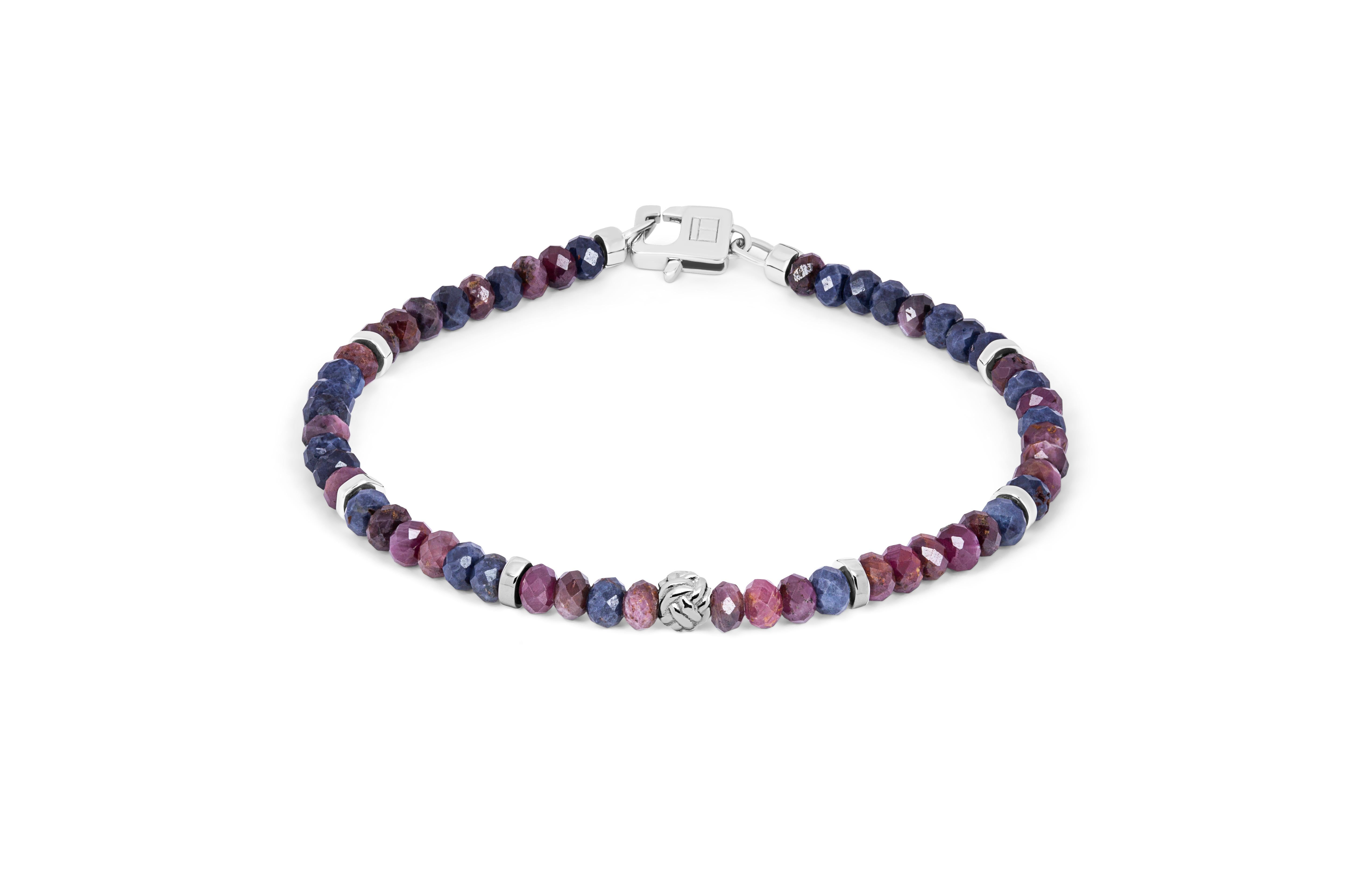 Pulsera Nodo con zafiros rojos y azules y plata de ley, talla L

Las cuentas facetadas de zafiro azul y rojo se asientan juntas con acentos de discos de plata de ley rodiada y acabadas con nuestro cierre de langosta. Una pieza unisex hecha a mano,