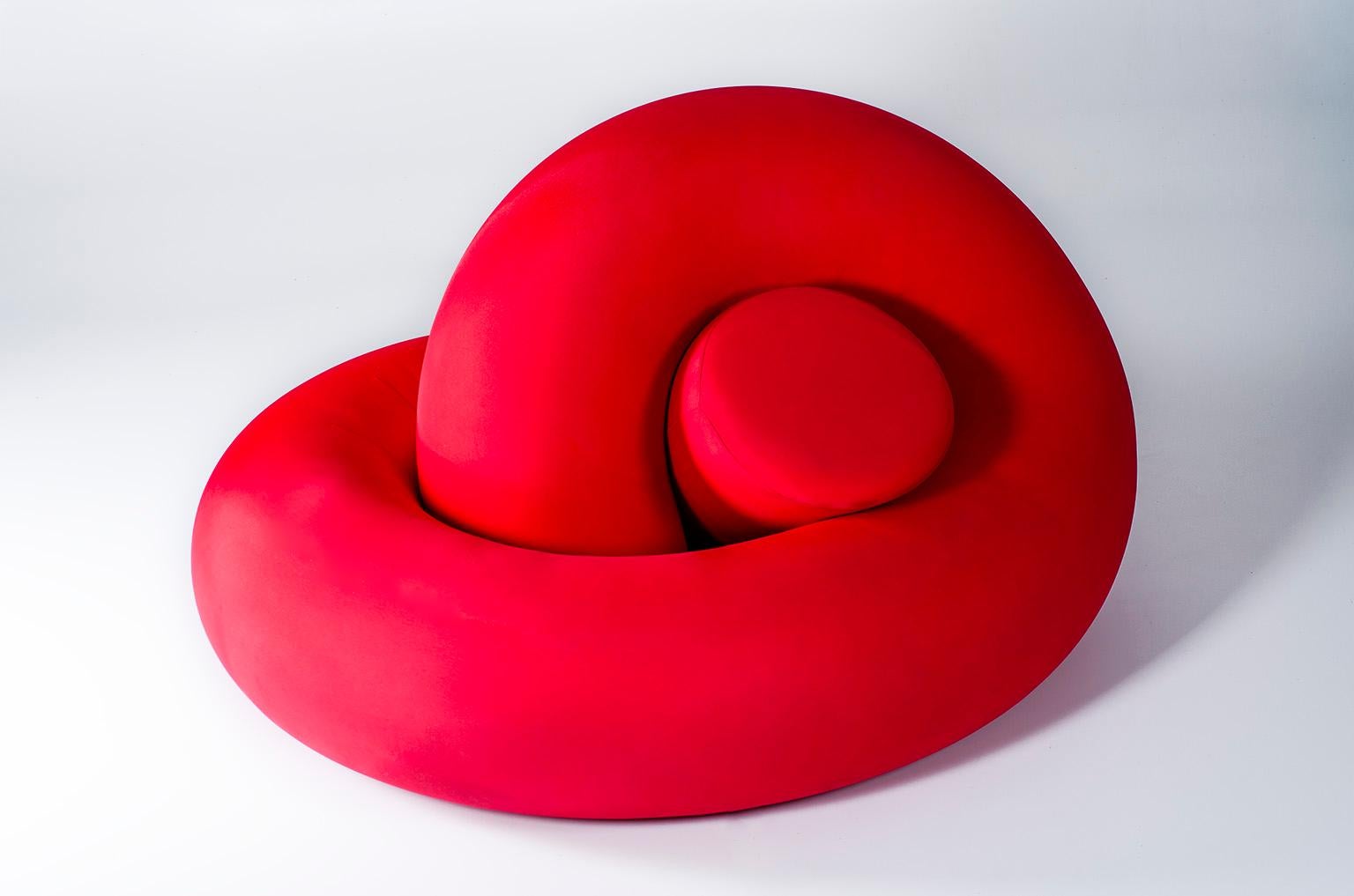 Fauteuil modèle Nodon conçu par DM Gugliermetto et Franco Mello et produit par Gugliermetto Experience en 2012.
L'exagération du particulier révèle des formes harmoniques et enveloppantes.
Une étreinte étonnamment confortable qui explore des