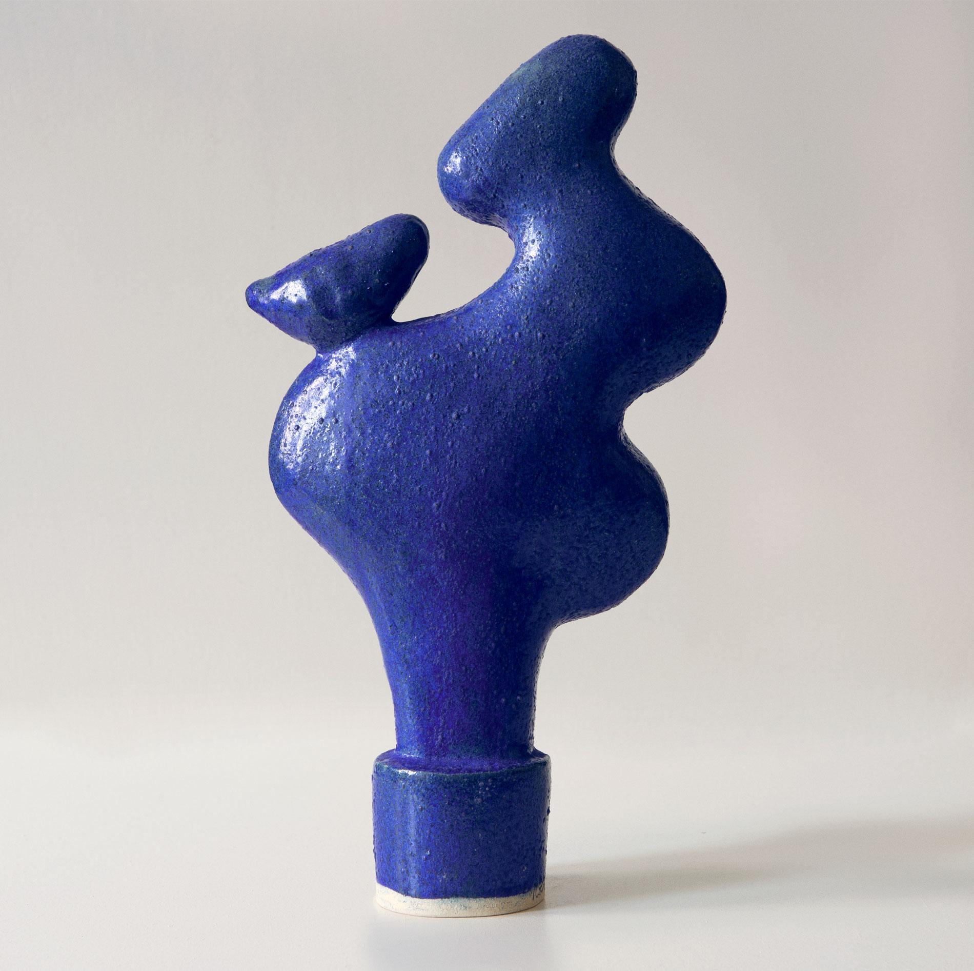 Dogu Lady 61 - Escultura moderna minimalista abstracta de cerámica azul - Sculpture de Noe Kuremoto