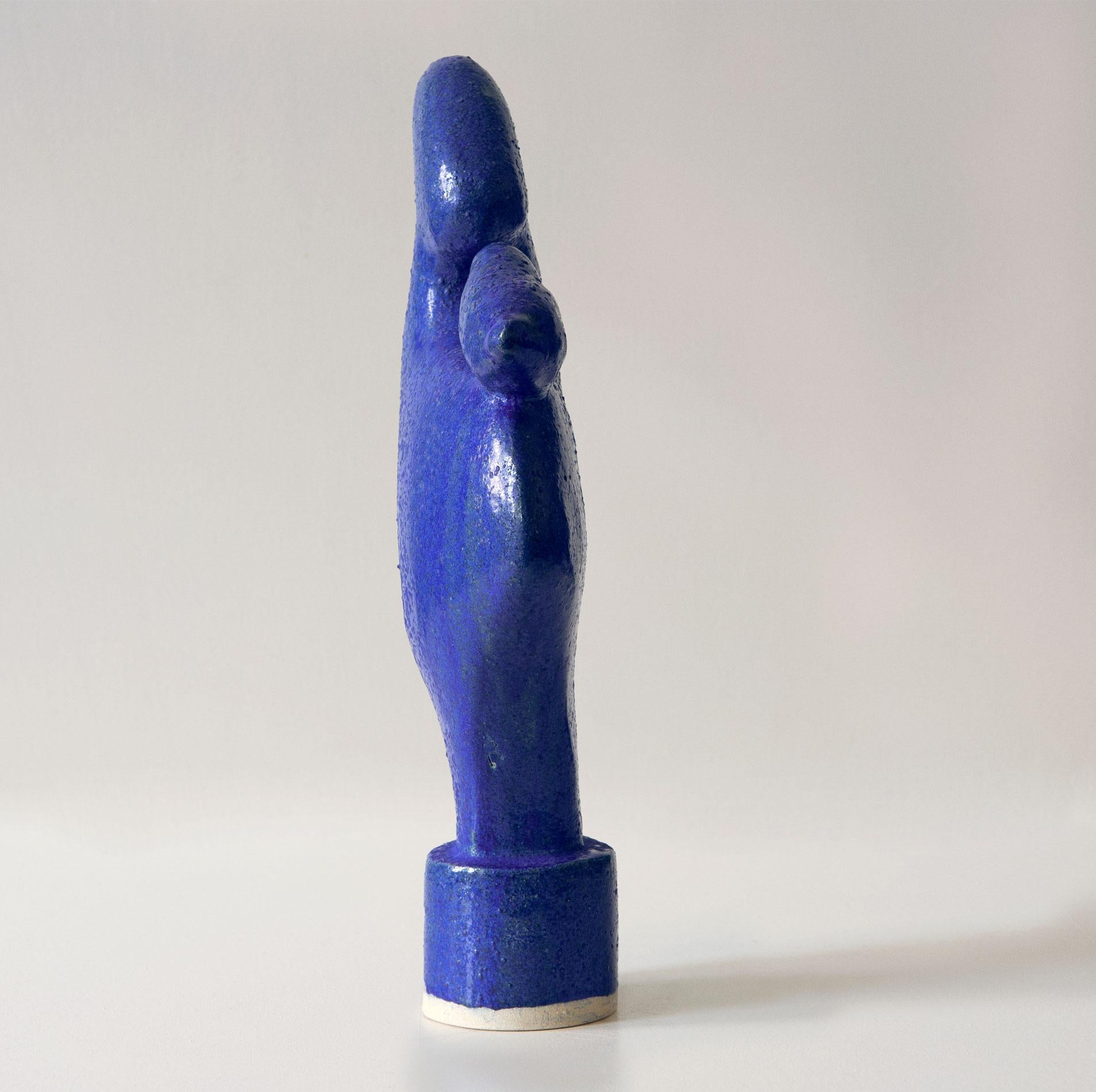 Dogu Lady 61 - Escultura moderna minimalista abstracta de cerámica azul - Sculpture Contemporáneo de Noe Kuremoto