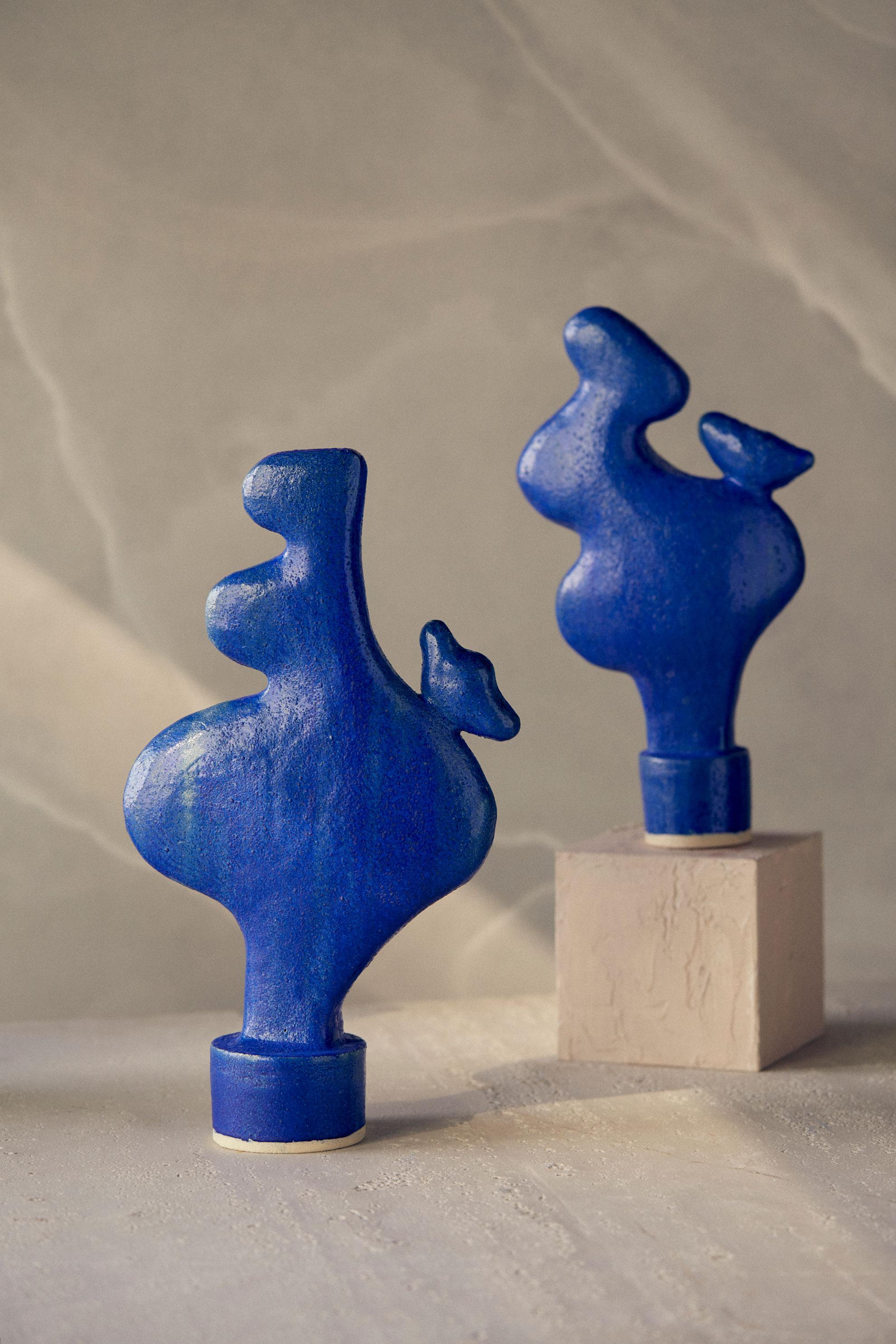 Dogu Lady 62, sculpture en cramique bleue abstraite moderne et minimaliste - Sculpture de Noe Kuremoto