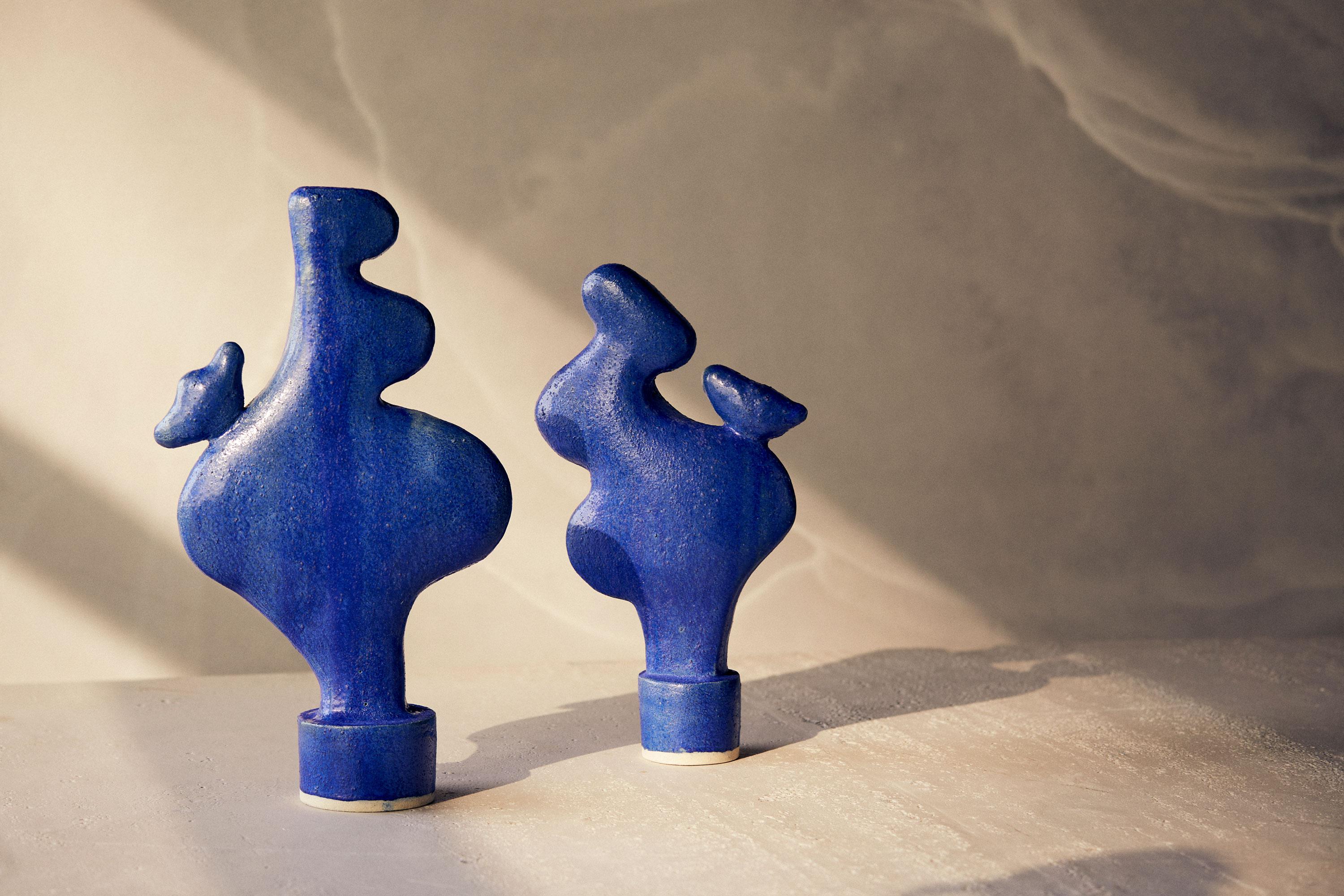 Dogu Lady 62, sculpture en cramique bleue abstraite moderne et minimaliste - Contemporain Sculpture par Noe Kuremoto
