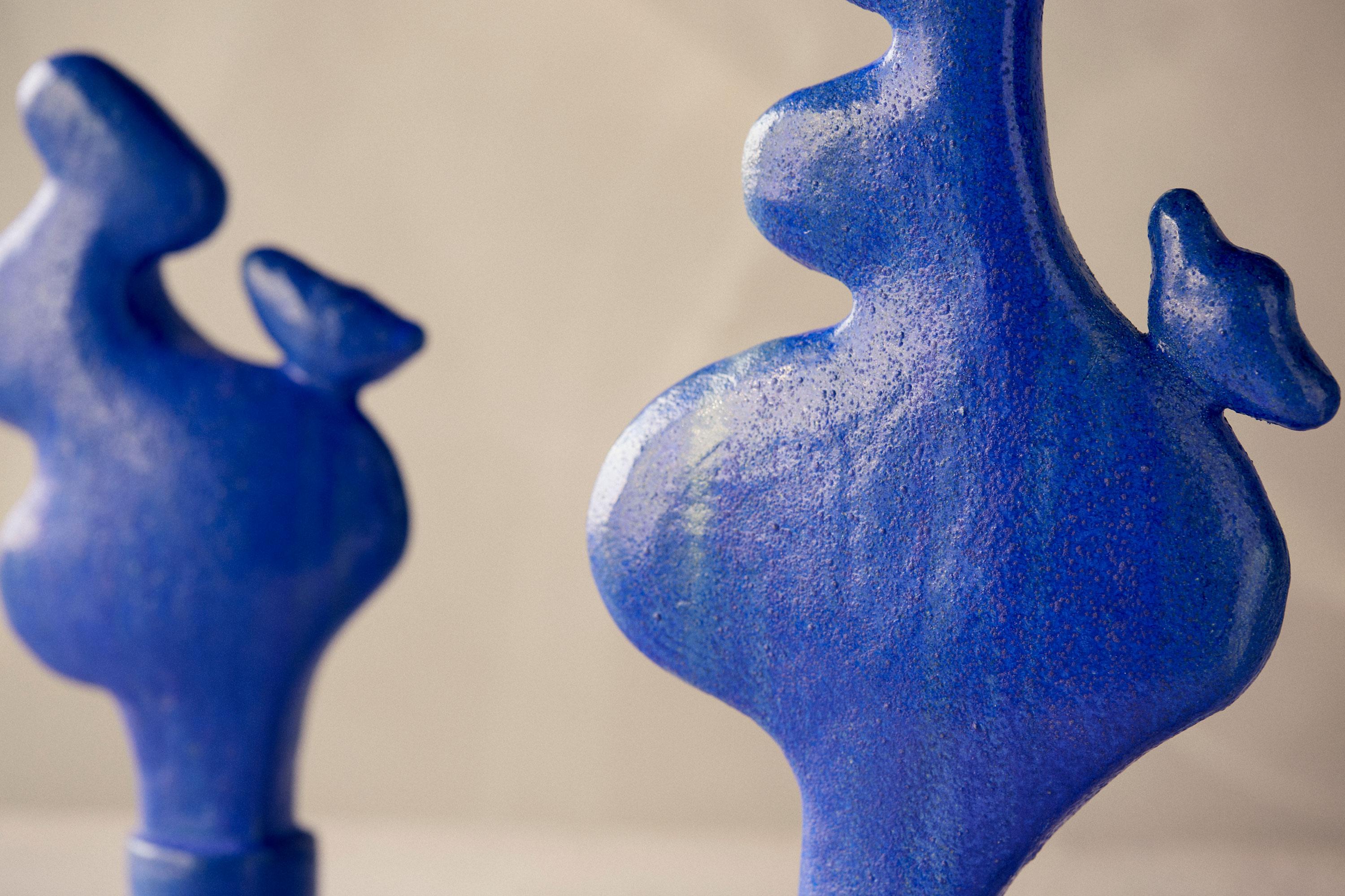 Dogu Lady 62, sculpture en cramique bleue abstraite moderne et minimaliste - Gris Abstract Sculpture par Noe Kuremoto
