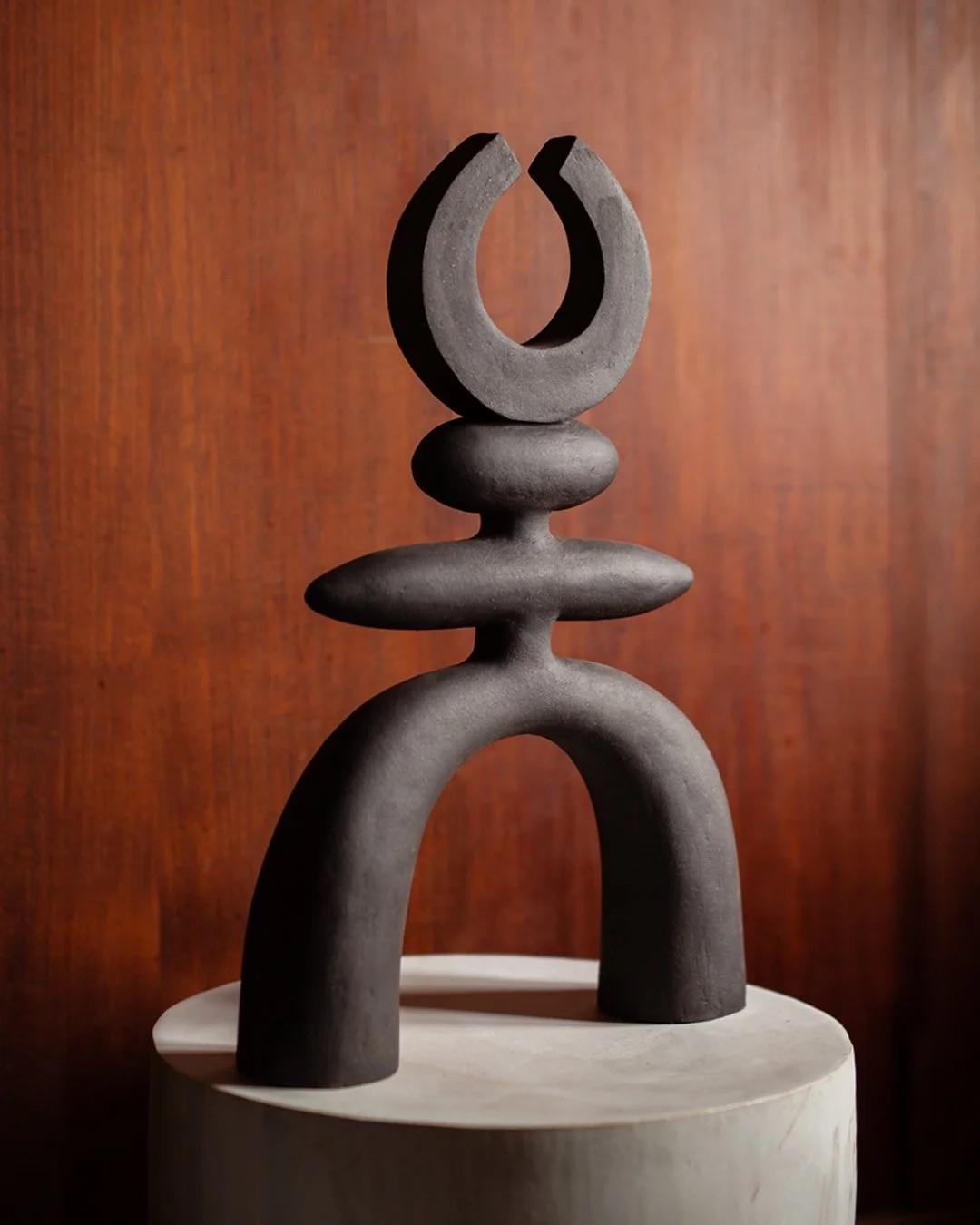 Noe Kuremoto - Un gardien contemporain de la sagesse ancienne

Le travail de Noe Kuremoto se situe à l'intersection de la mythologie, de la mémoire et de la modernité. Artiste céramiste à la vision singulière, elle sculpte entièrement à la main, en