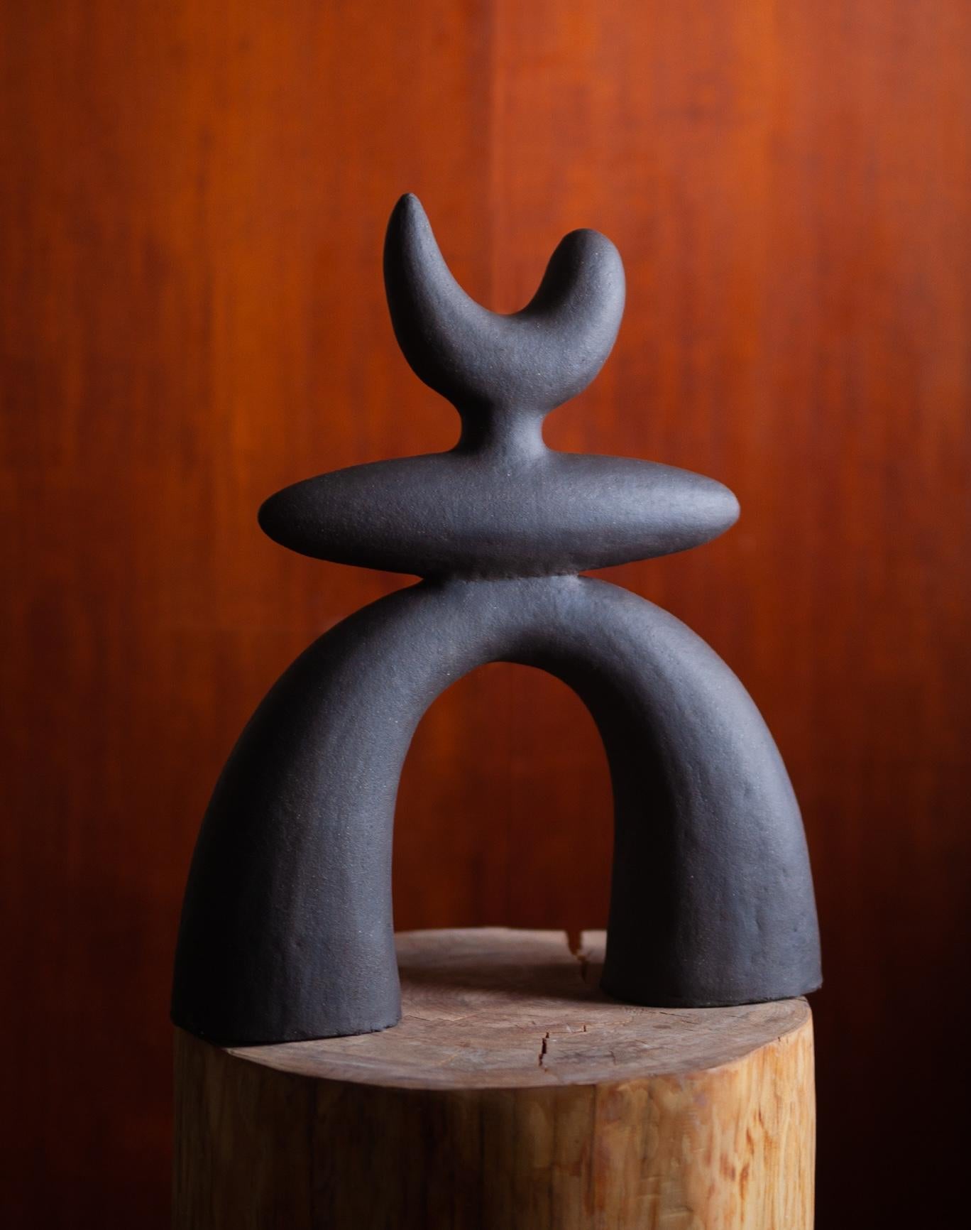 Édition 5 de 8

Noe Kuremoto - Un gardien contemporain de la sagesse ancienne

Le travail de Noe Kuremoto se situe à l'intersection de la mythologie, de la mémoire et de la modernité. Artiste céramiste à la vision singulière, elle sculpte