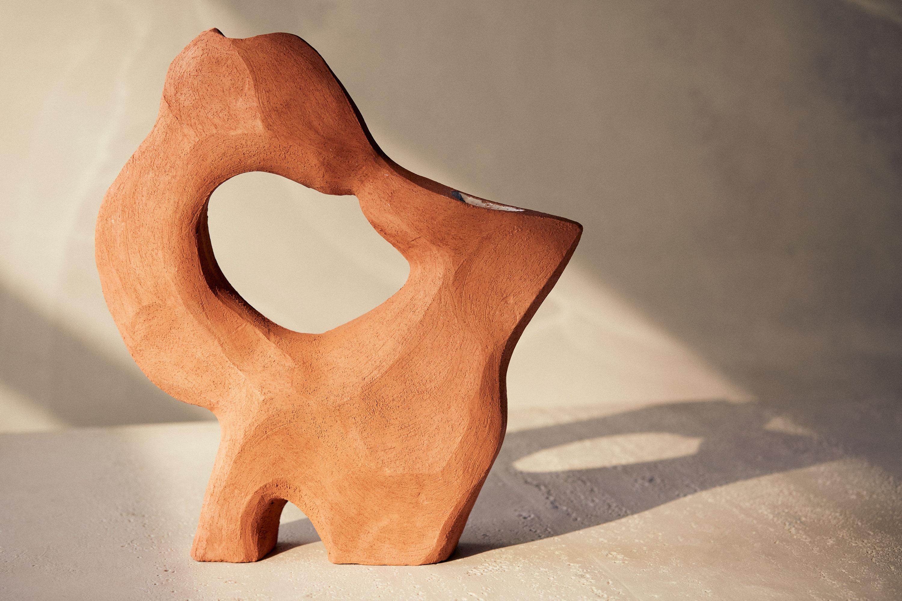 Tōrō (Terracotta) 31 - Scultura moderna minimalista astratta in terracotta - Sculpture di Noe Kuremoto