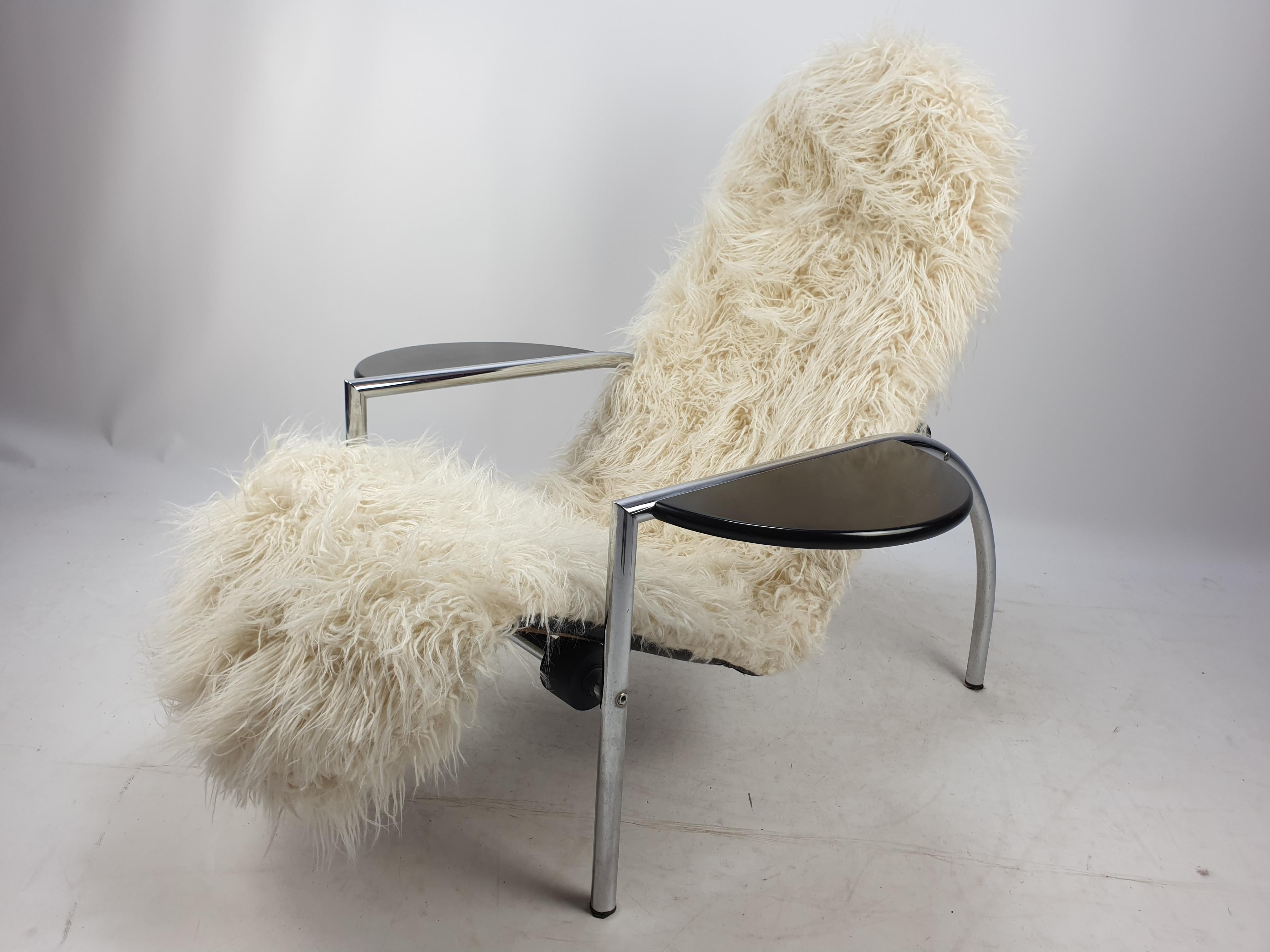 Äußerst seltener und sehr bequemer Sessel 'Noe', entworfen von Giampiero Vitelli und Titina Ammannati für Moroso. Der Stuhl hat ein verchromtes Metallgestell mit einem verstellbaren Sitz und Armlehnen aus Holz, die auch als Tische verwendet werden