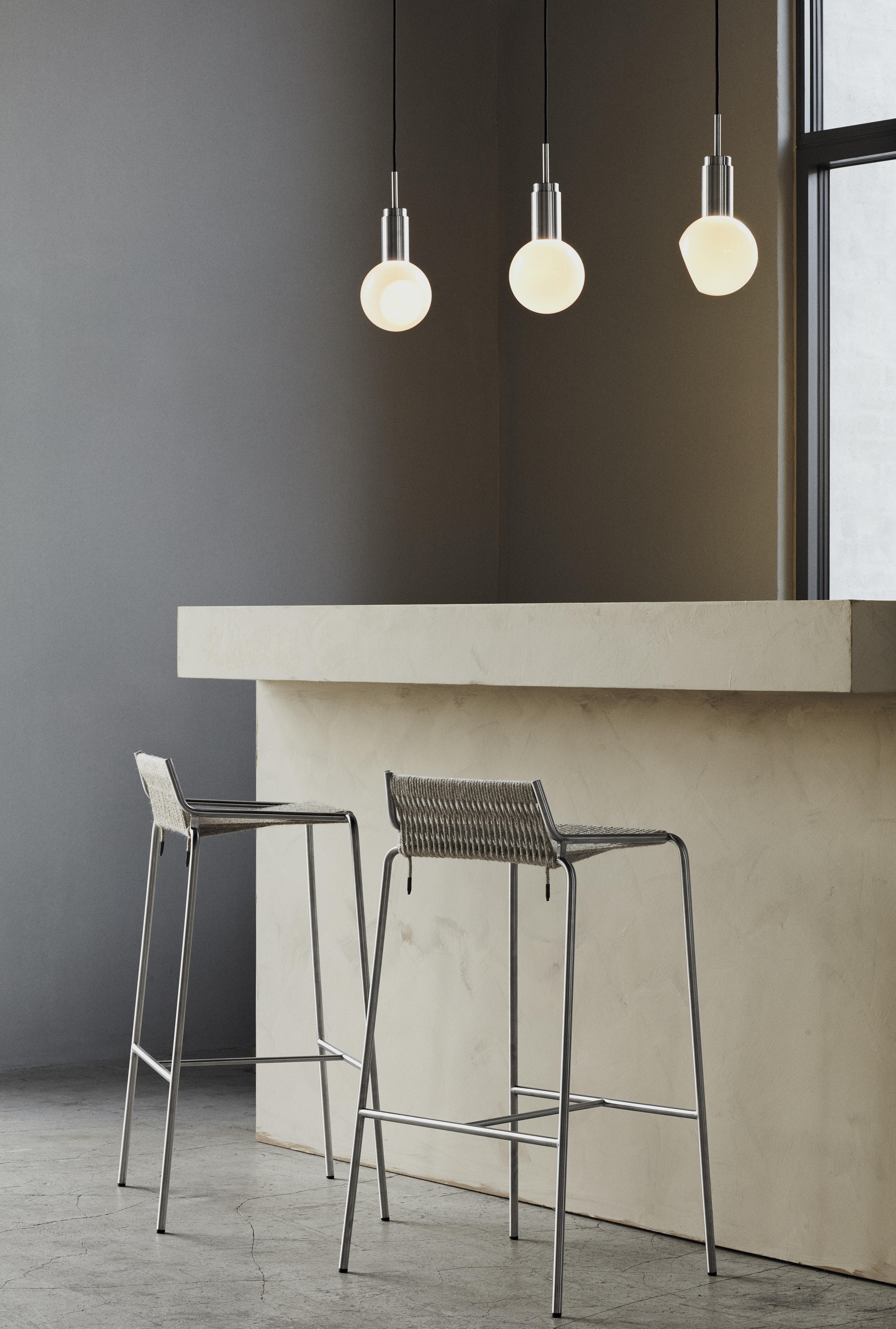 Sedia da bar Noel di Thorup Copenhagen
Dimensioni: D 43,5 x L 51 x H 89 cm.
Materiali: Acciaio inossidabile, lana grigio chiaro.

Disponibile in altri colori. Contattateci.

Thorup Copenhagen è uno studio di design danese indipendente, fondato nel