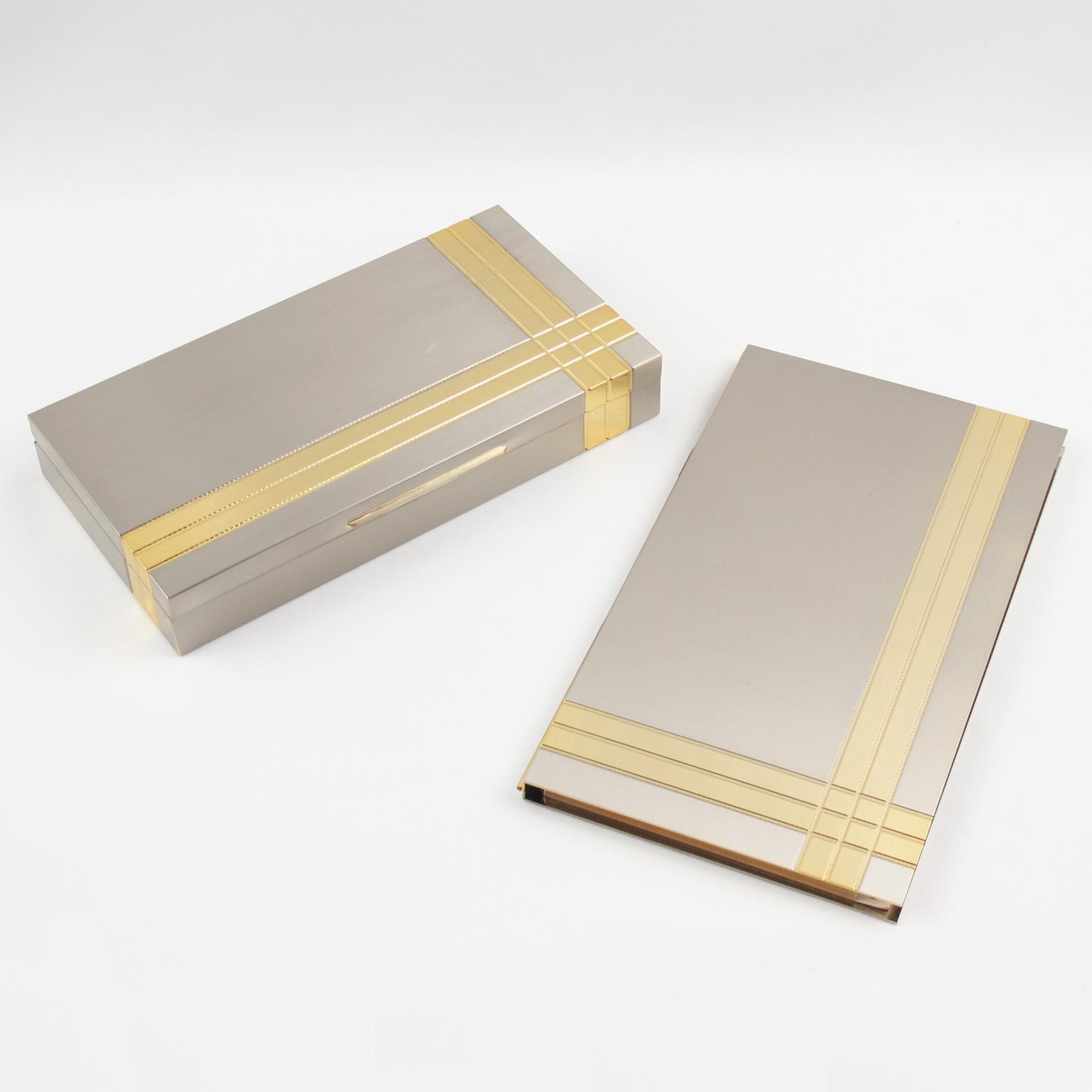 Il designer italiano Noel BC Italy ha progettato questi splendidi accessori da scrivania in stile modernista negli anni '70. L'insieme comprendeva una scatola rettangolare e una rubrica di contatti. I pezzi hanno una forma geometrica e un design in