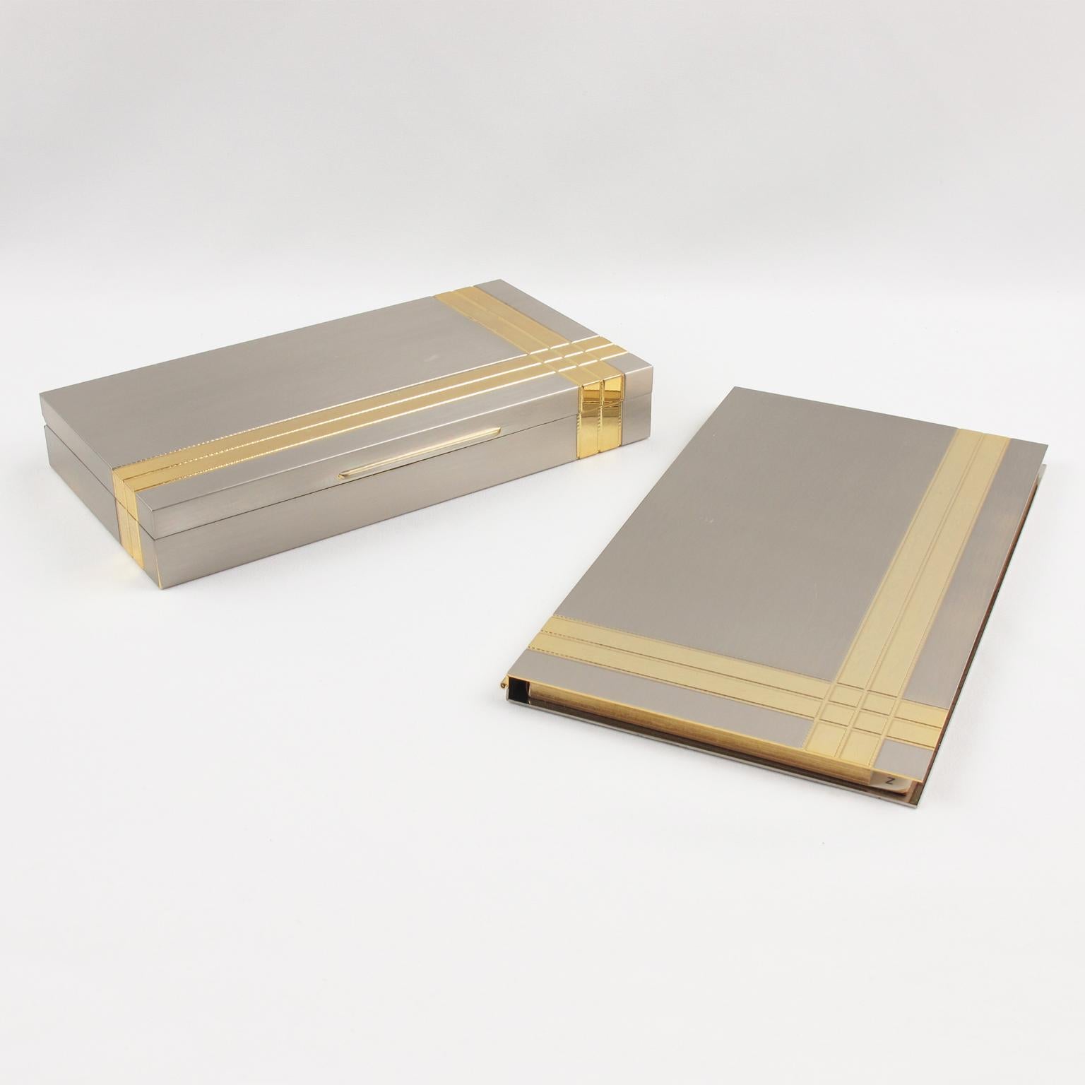 El diseñador italiano Noel BC Italy diseñó estos accesorios de escritorio modernistas en la década de 1970. El conjunto estaba formado por una caja rectangular y una agenda de contactos. Las piezas presentan una forma geométrica con diseño cromado y