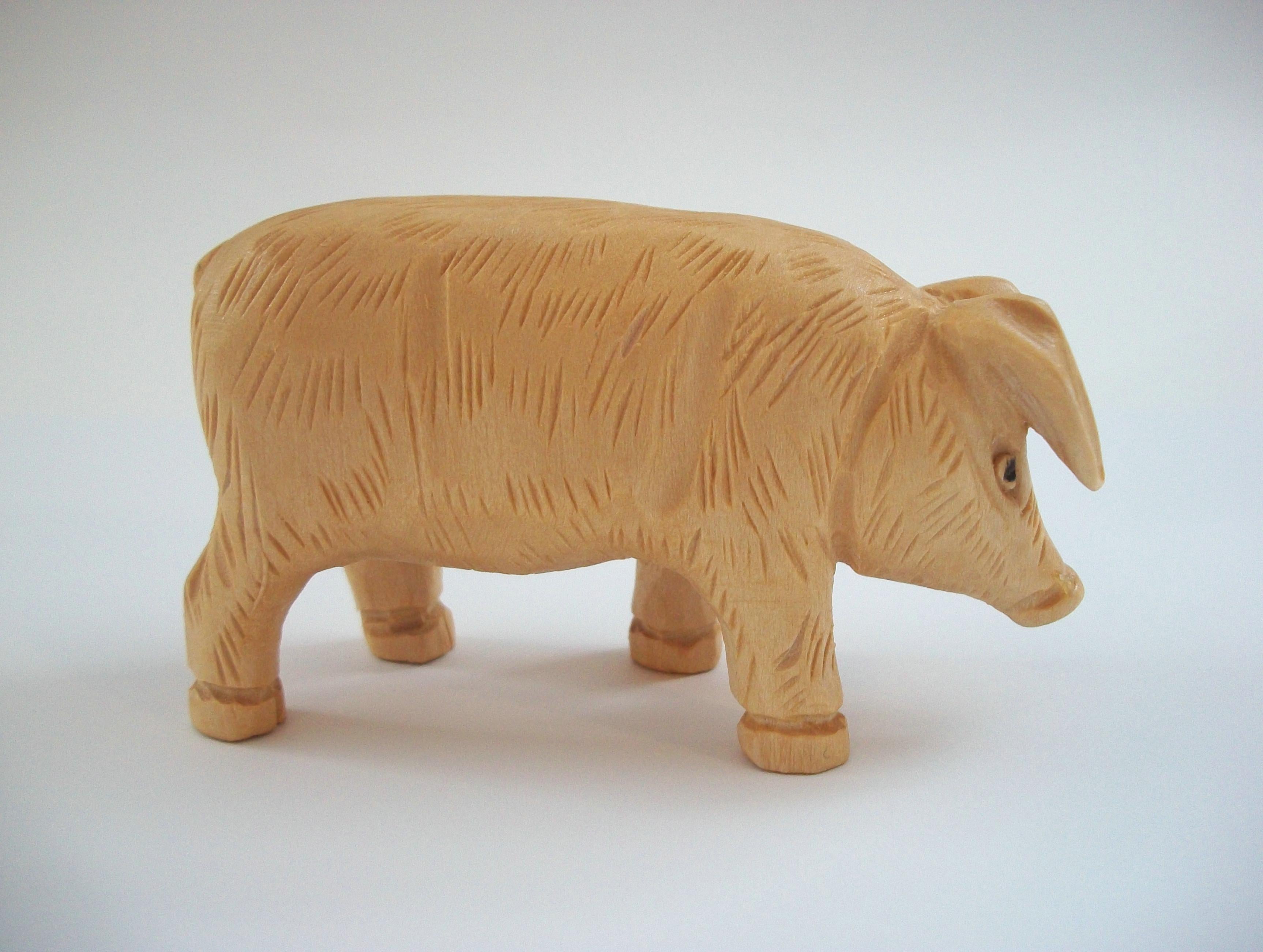 Hand-Carved NOËL GUAY - Vintage Folk Art Pine Pig Sculpture - Canada - Late 20th Century For Sale