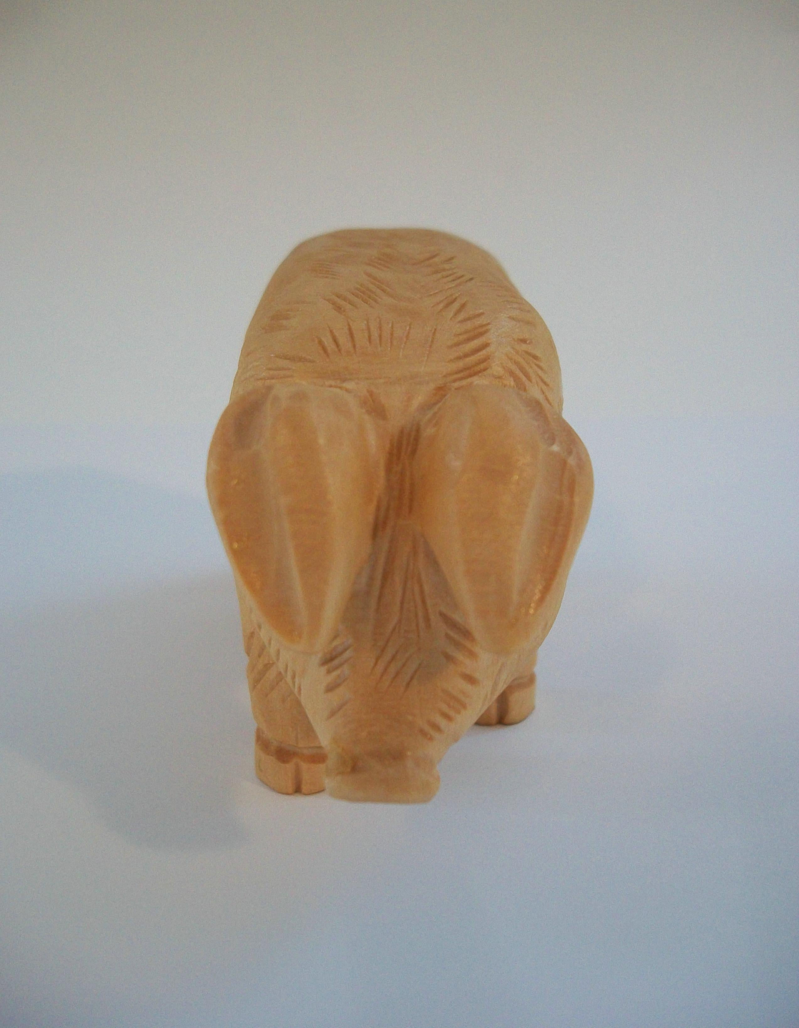NOËL GUAY - Vintage Folk Art Pine Pig Sculpture - Canada - Late 20th Century In Good Condition For Sale In Chatham, ON