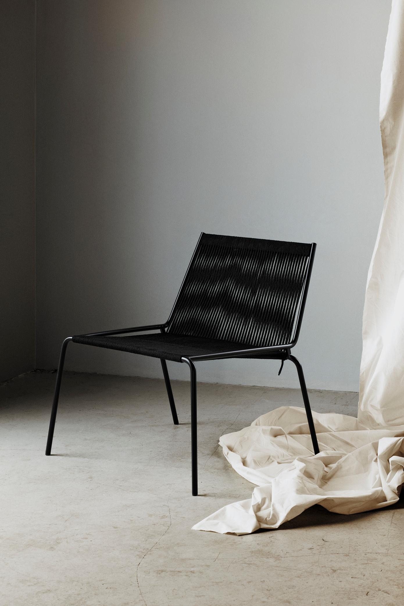 Silla Noel de Thorup Copenhagen
Dimensiones: P 66 x An 72 x Al 73 cm.
Materiales: Acero inoxidable, lino negro.

Disponible en otros colores. Póngase en contacto con nosotros.

Thorup Copenhagen es un estudio de diseño danés independiente, fundado