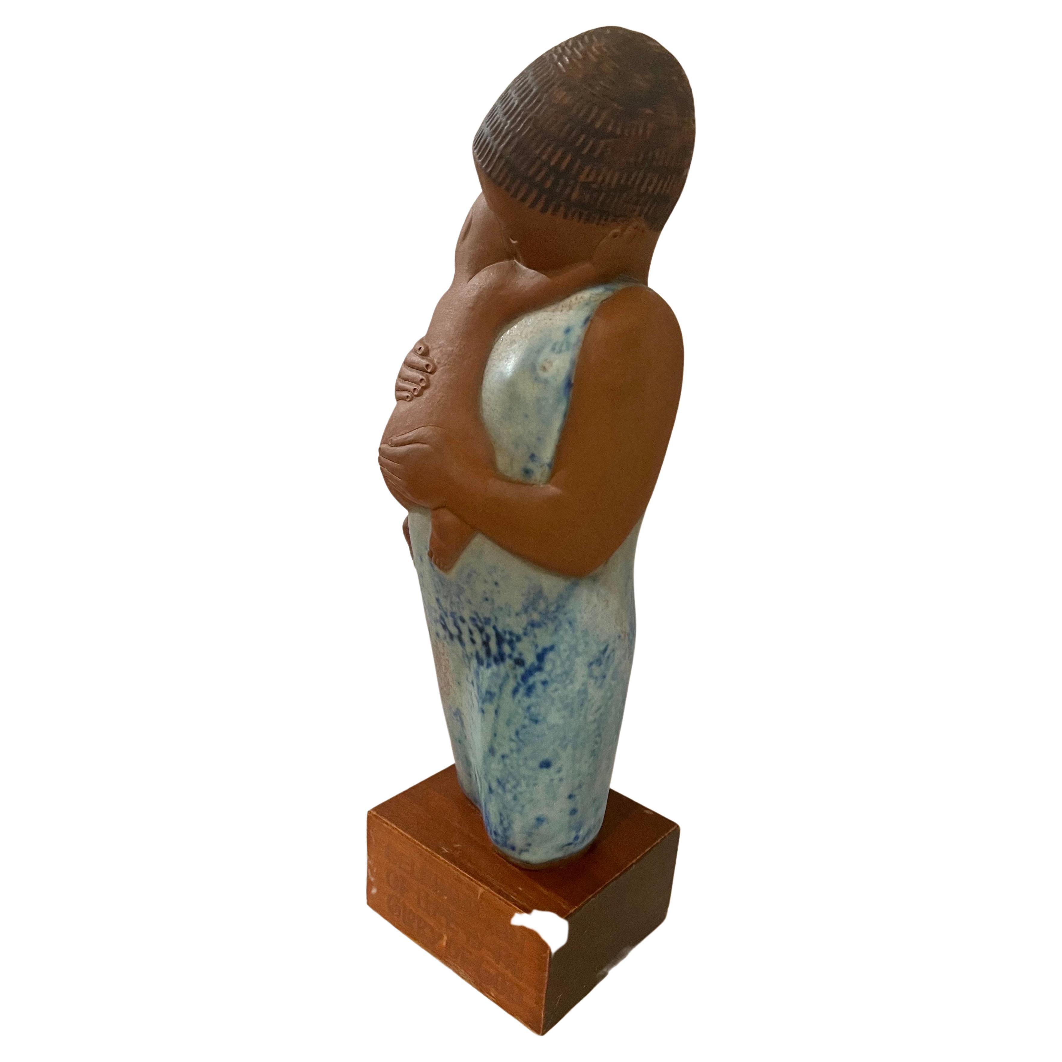 Bellissima scultura da studio in ceramica di Noel Osheroff per Robert Maxwell Studio, posta su una base in noce massiccio degli anni '70 circa, senza scheggiature o crepe, firmata.