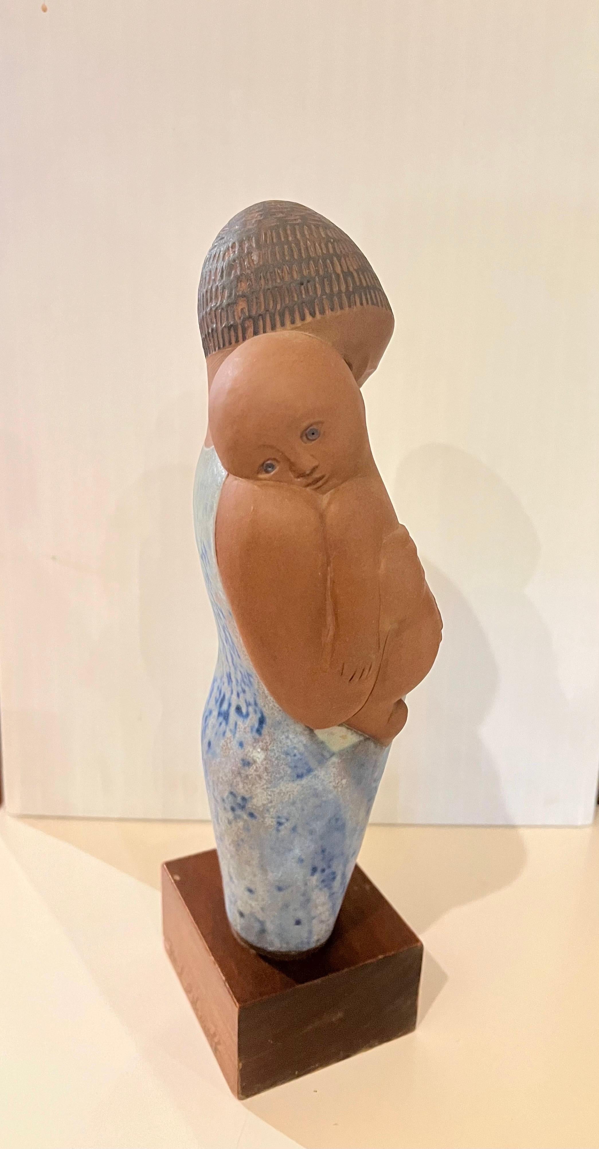 Noel Osheroff Ceramic Mother & Child Sculpture for Robert Maxwell Studio Signed In Excellent Condition For Sale In San Diego, CA