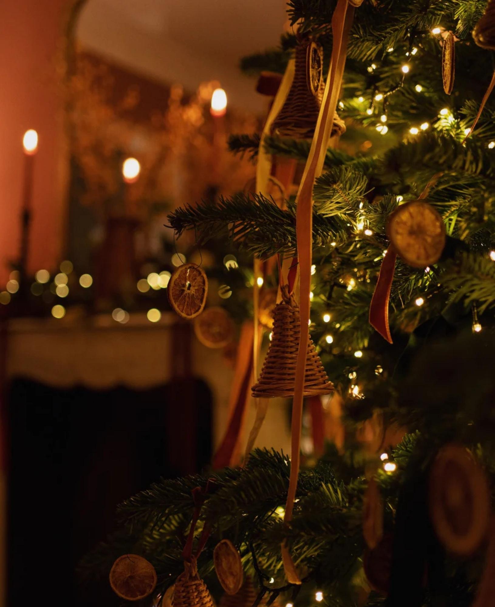 Handwoven by our artisans, the Noel rattan bell makes the most elegant of Christmas ornaments. Hang them on the tree, on your wreath or give them to friends as a little gift.