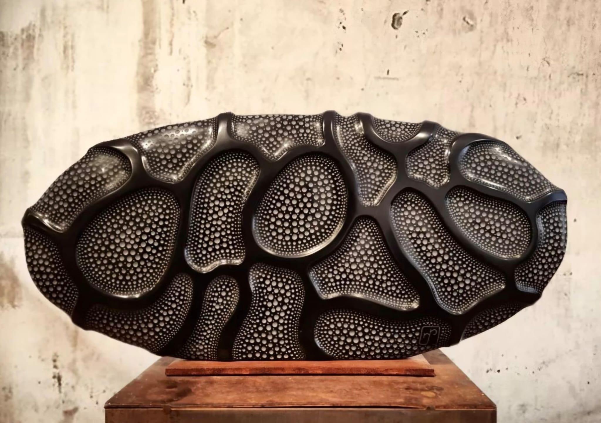Noemi Palacios Abstract Sculpture – Schwarzes Labyrinth - 21. Jahrhundert, Marmorskulptur, Organische Formen, von der Natur inspiriert