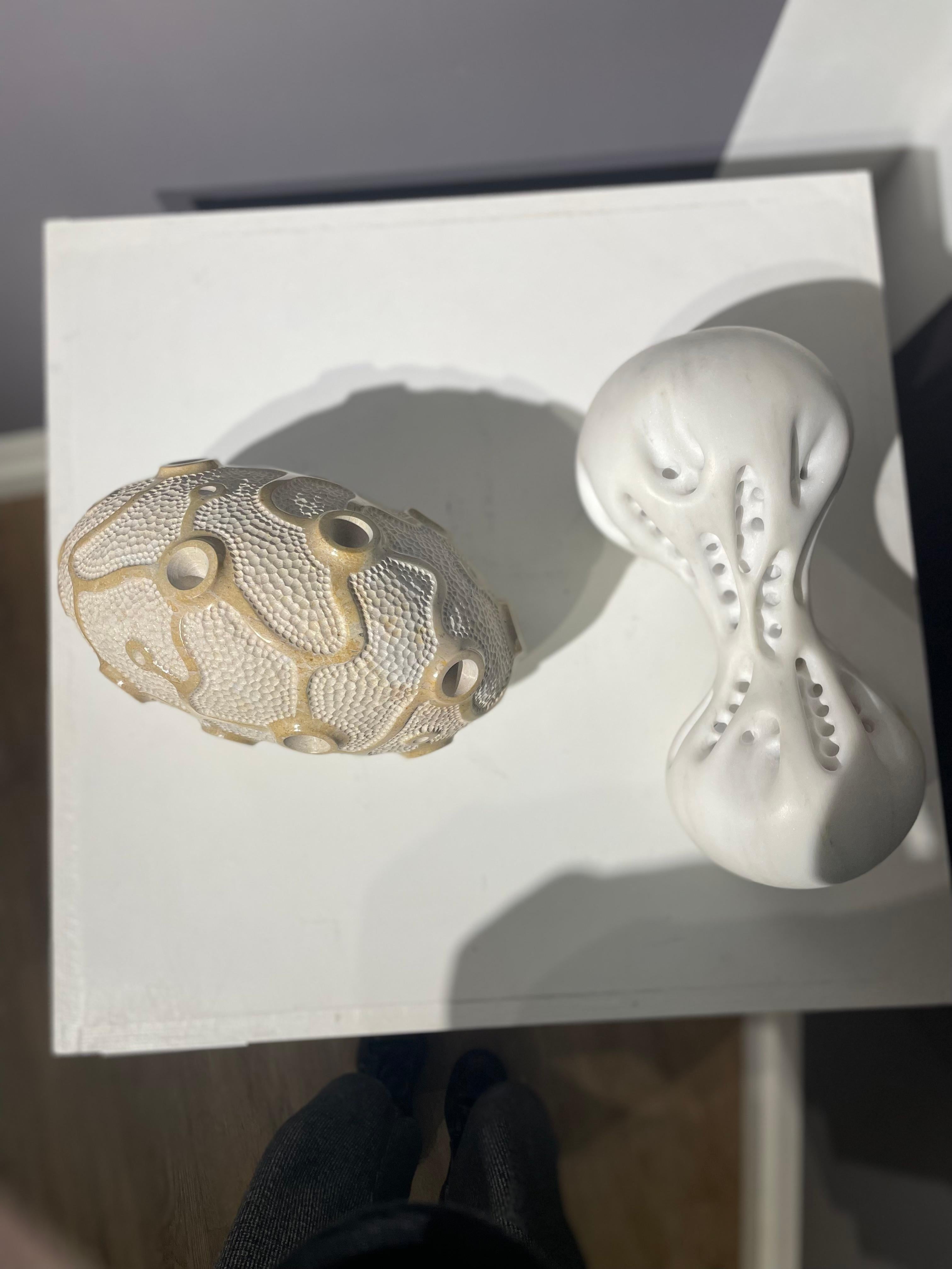 Noemi Palacios expresses herself through form and matter, a medium through which she has found a deep understanding of her inner self.
Her evocative pieces are inspired by the universe, from the smallest particle to the largest nebula, primary
