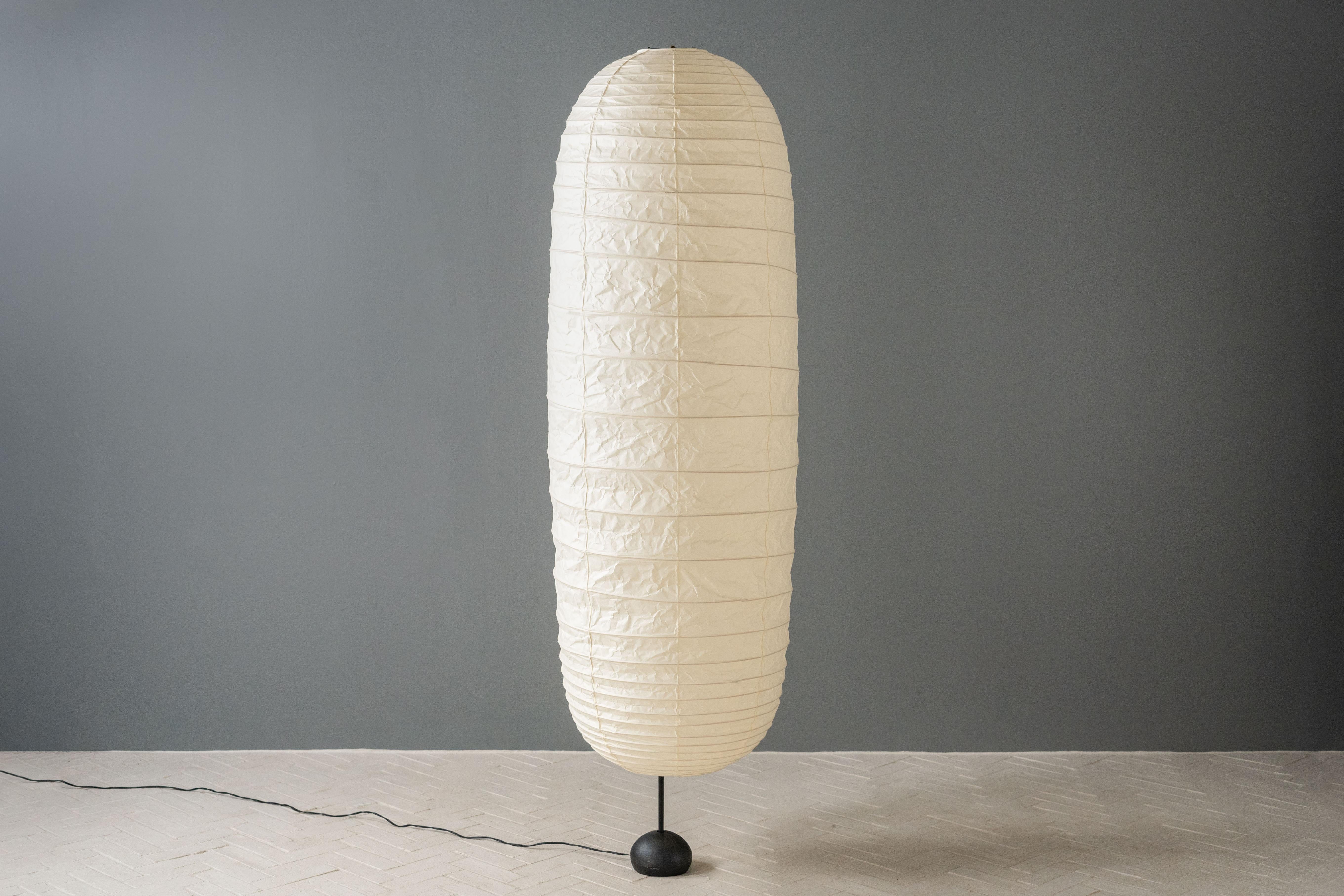 Giappone, circa anni '60. Una scultura luminosa Modello 32N Akari di Isamu Noguchi (1904-1988), precoce e piuttosto rara. La base è in ghisa e acciaio smaltato di Ozeki & Co. Ltd. di Gifu, Giappone. Come spesso accade con le vecchie lampade da terra