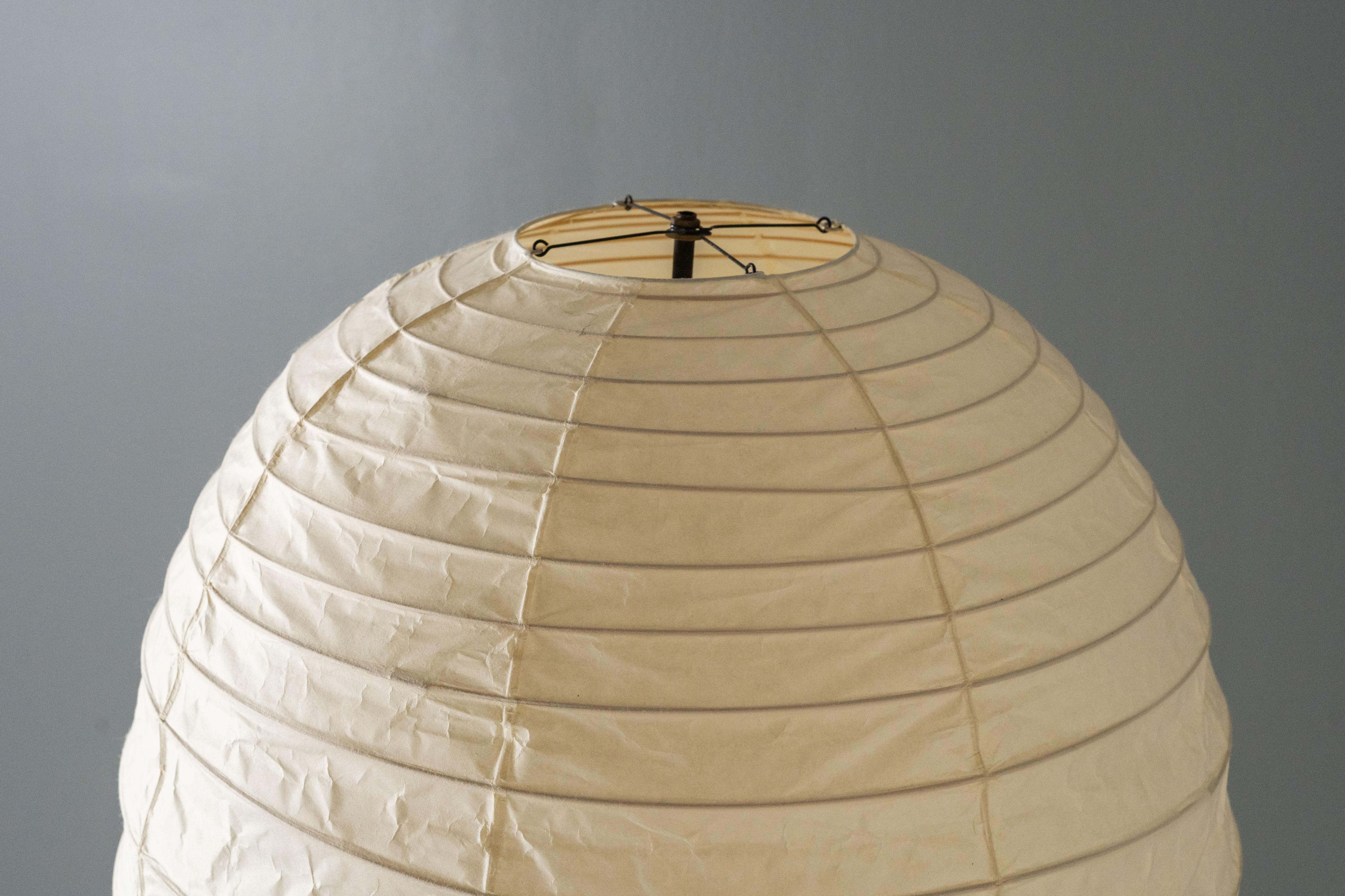Lampada da terra Akari Model 32N di Noguchi In condizioni buone in vendita a Cambridge, US