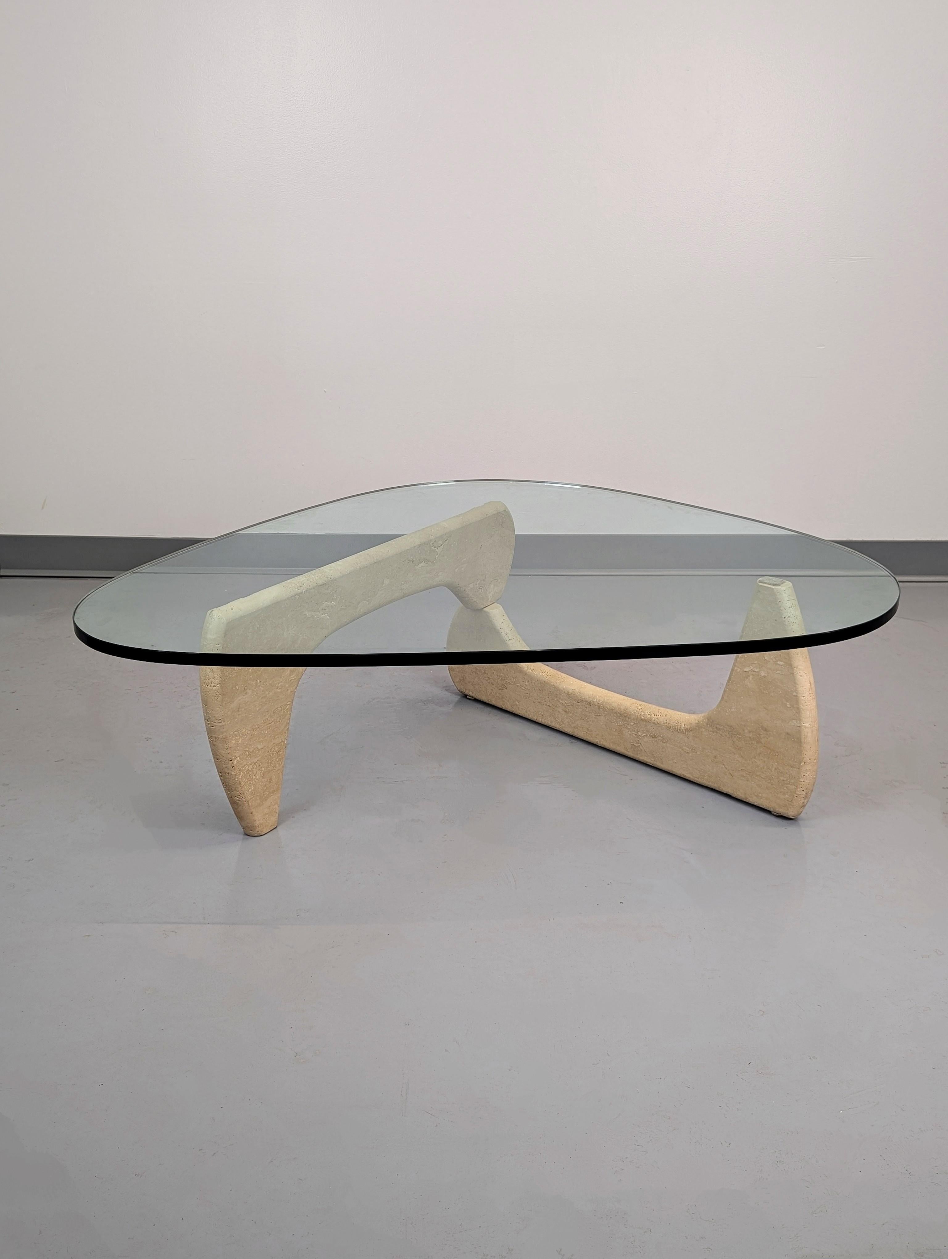 XX secolo Noguchi IN-50 Style Travertine Coffee Table in vendita