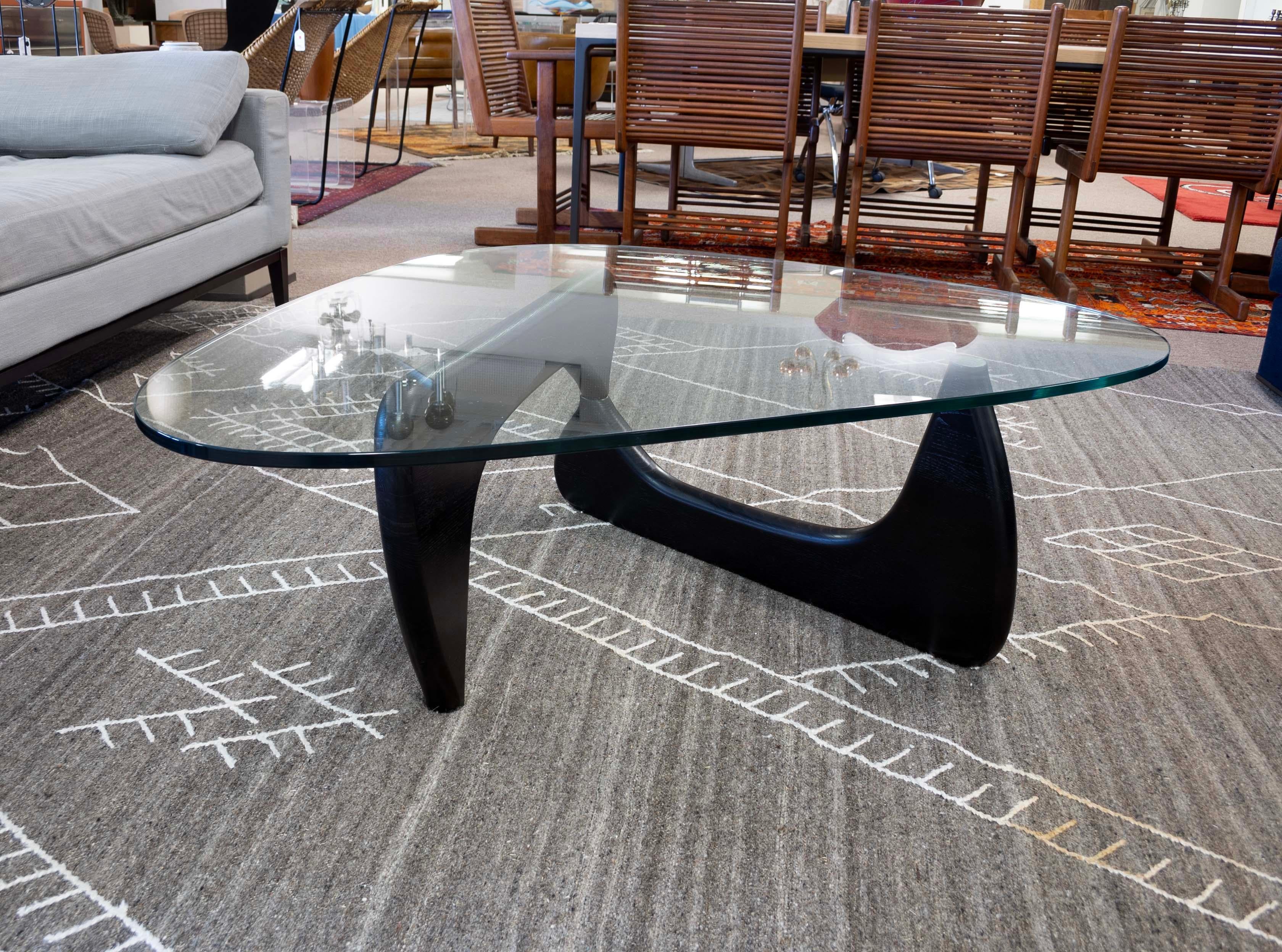 Couchtisch im Noguchi-Stil mit schwarzem Sockel, Vintage, Mid-Century Modern-Stil (Unbekannt)