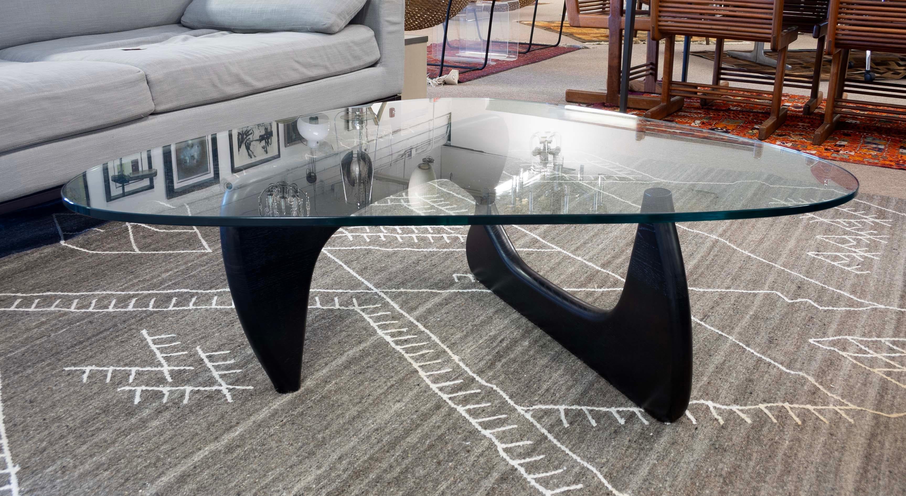 Couchtisch im Noguchi-Stil mit schwarzem Sockel, Vintage, Mid-Century Modern-Stil im Zustand „Gut“ in Keego Harbor, MI