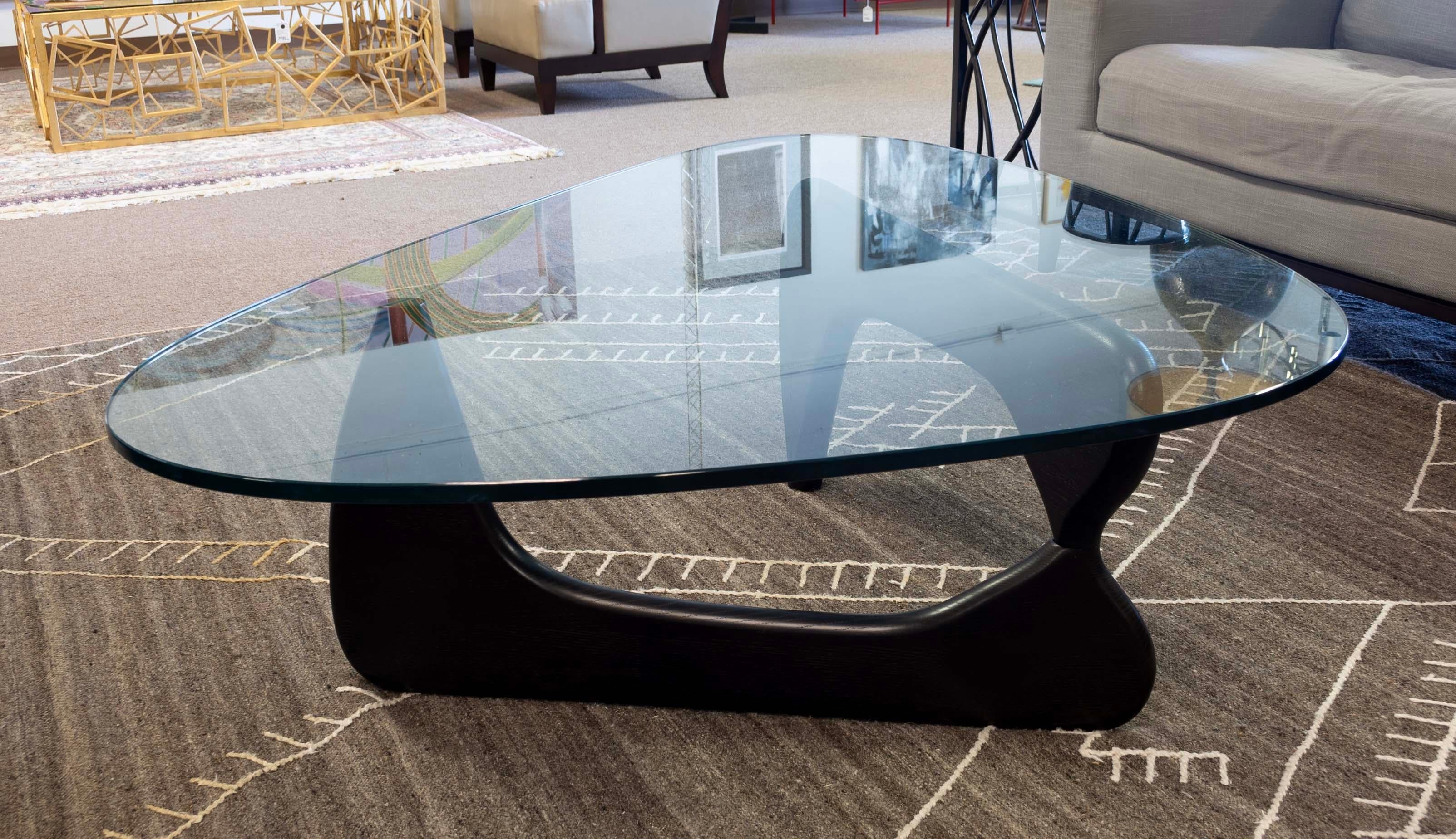 Couchtisch im Noguchi-Stil mit schwarzem Sockel, Vintage, Mid-Century Modern-Stil (20. Jahrhundert)