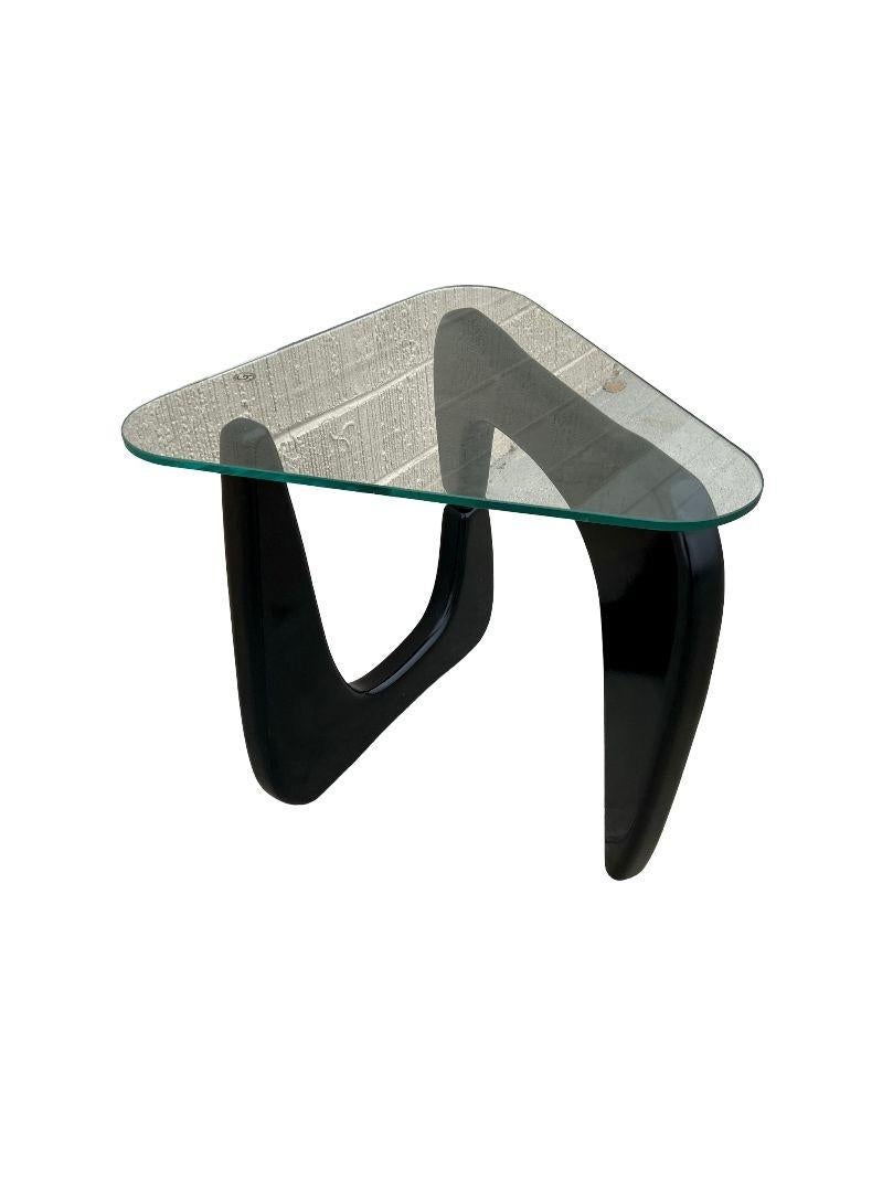 0Table d'appoint originale des années 1950, en laque noire, à plateau de verre triangulaire, dans le style d'Isamu Noguchi, avec une base en chêne sculptée à emboîtement. La base de la table basse est entourée d'un plateau en forme de
