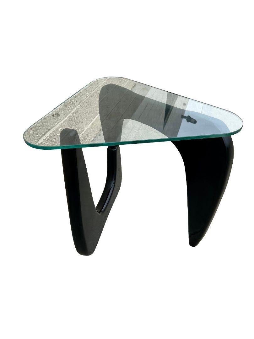 Américain Table d'appoint étroite à plateau en verre triangulaire de style Noguchi en vente