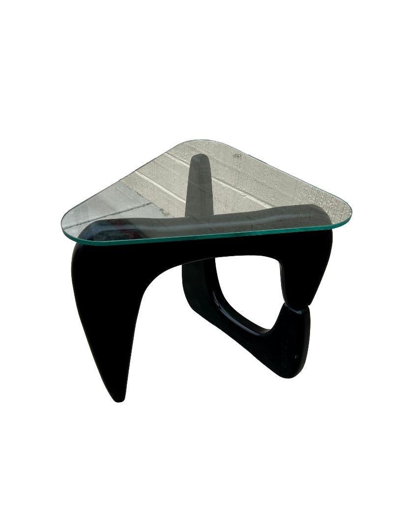 Table d'appoint étroite à plateau en verre triangulaire de style Noguchi Excellent état - En vente à Van Nuys, CA