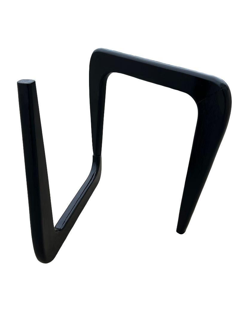 0riginal 1950er Jahre schwarzer Lack Triangle Glass Top breiter Beistelltisch im Stil von Isamu Noguchi mit ineinander geschnitztem Eichenfuß. Der Sockel des Couchtisches ist von einer dreieckigen Platte umgeben.

Maße: H 22