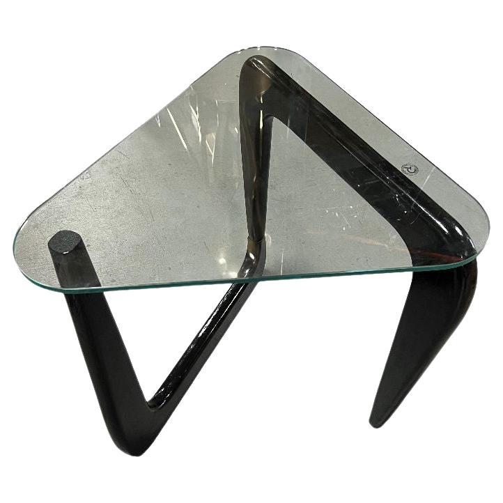 Noguchi Stil Dreieck Glasplatte Breite Beistelltisch im Angebot