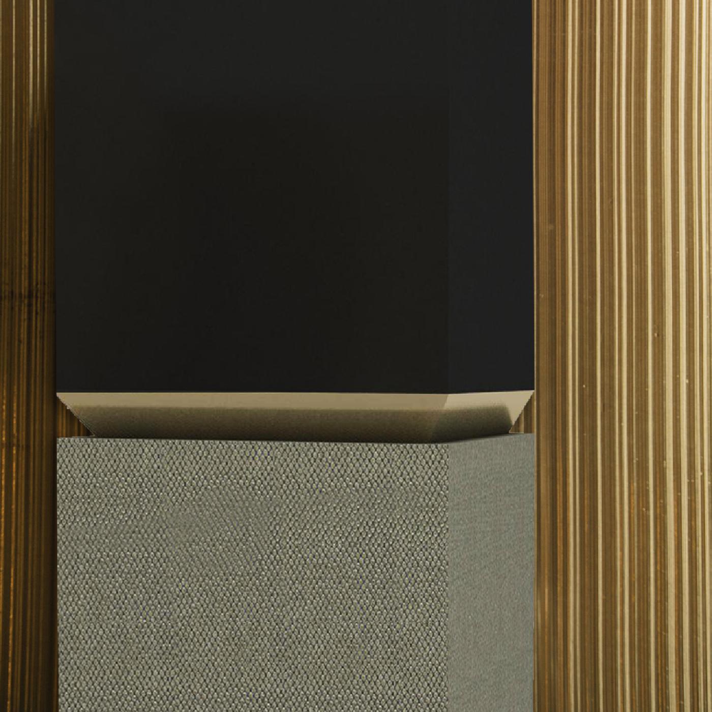 Un pezzo scultoreo di arredamento funzionale, questo mobile farà una dichiarazione audace in un interno moderno. Elegante e robusto, presenta un elemento superiore in legno laccato nero e una parte inferiore rivestita con un raffinato tessuto color