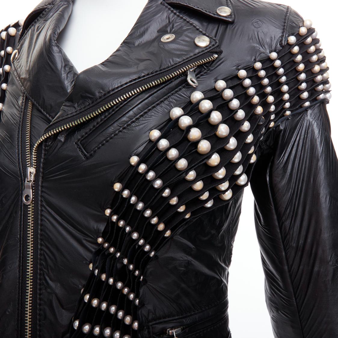 NOIR KEI NINOMIYA 2014 chaqueta negra de piel sintética con perlas S
Referencia: TGAS/E00579
Marca: Noir Kei Ninomiya
Material: Piel sintética, perla sintética
Color: Negro, Perla
Patrón: Sólido
Cierre: cremallera
Forro: Tejido negro
Fabricado en: