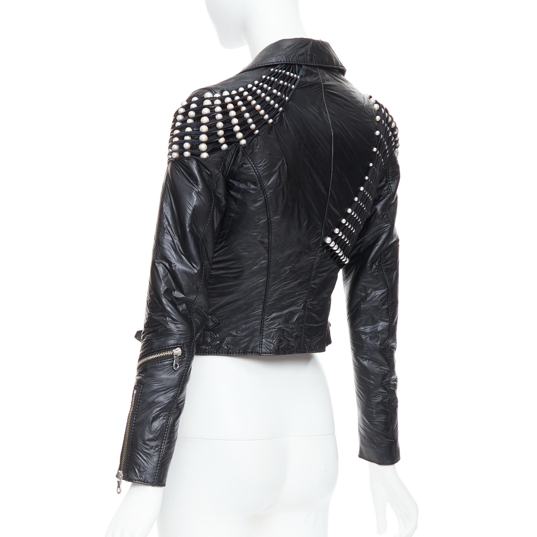 NOIR KEI NINOMIYA 2014 chaqueta negra de piel sintética con perlas S en venta 2
