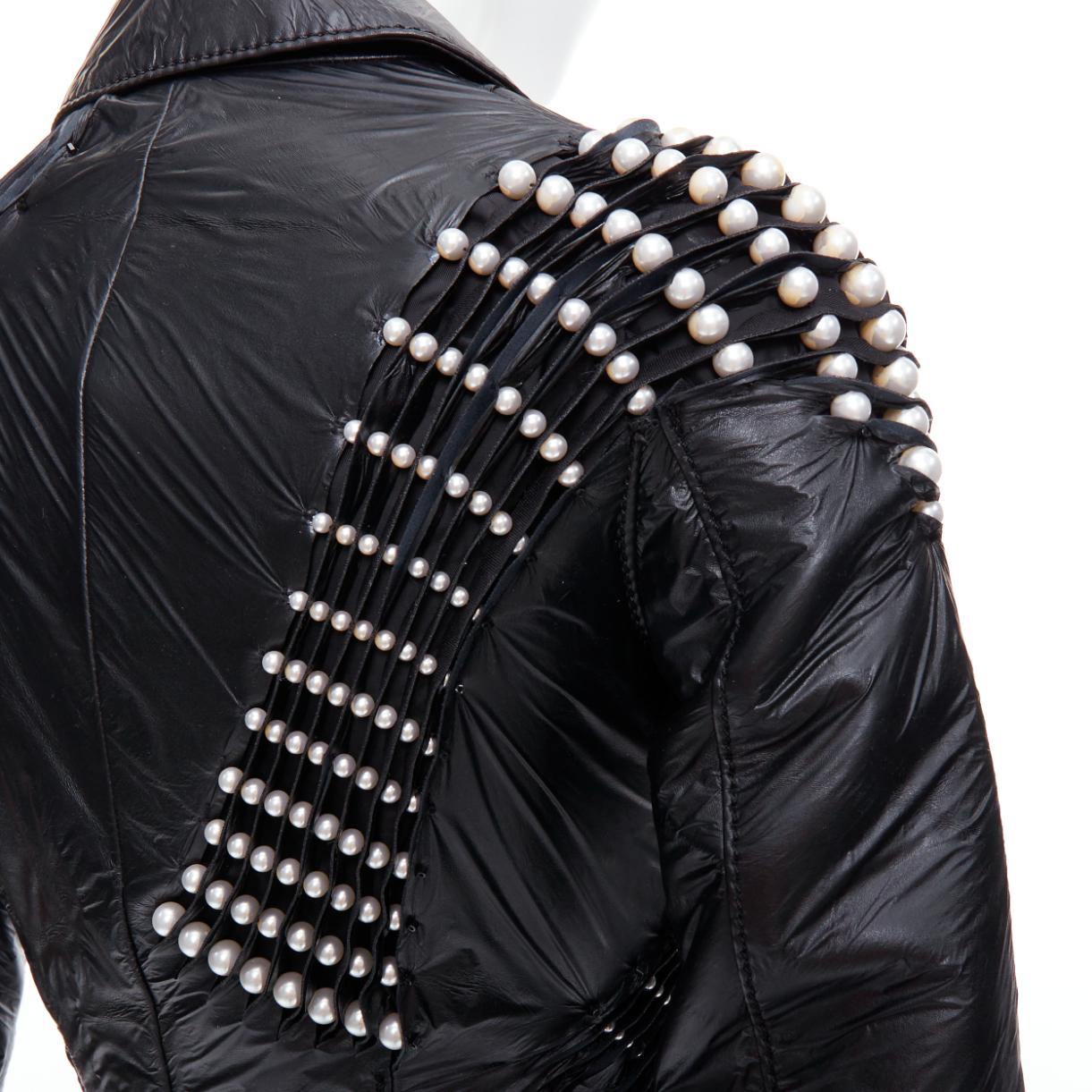 NOIR KEI NINOMIYA 2014 chaqueta negra de piel sintética con perlas S en venta 3