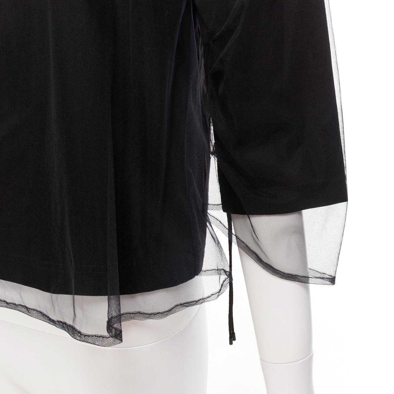 NOIR KEI NINOMIYA 2018 - Felpa nera in tulle trasparente con maniche increspate XS
Riferimento: AAWC/A01127
Marchio: Noir kei ninomiya
Materiale: Cotone, Nylon
Colore: nero
Modello: Tinta unita
Chiusura: Pullover
Fodera: Nero
Dettagli extra: Maniche