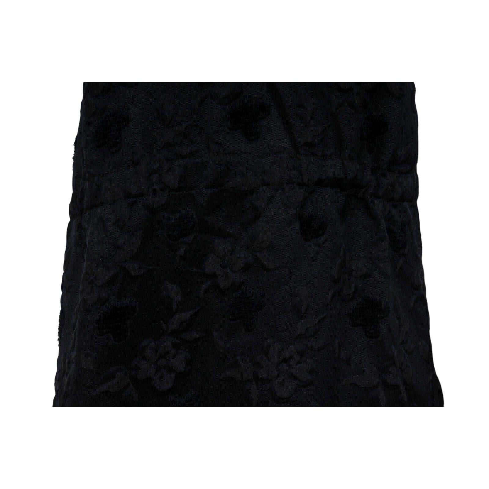 - Schwarzes geblümtes Äußeres

- Tagged Größe S

- Hergestellt aus 50% Polyester und 50% Polyacryl



Bedingung: 

Das Kleid ist ganz neu mit Tags



Abmessungen: ( Ungefähr in Zoll ) 

Schultern: 14

Brustumfang: 19,5

Länge: 44