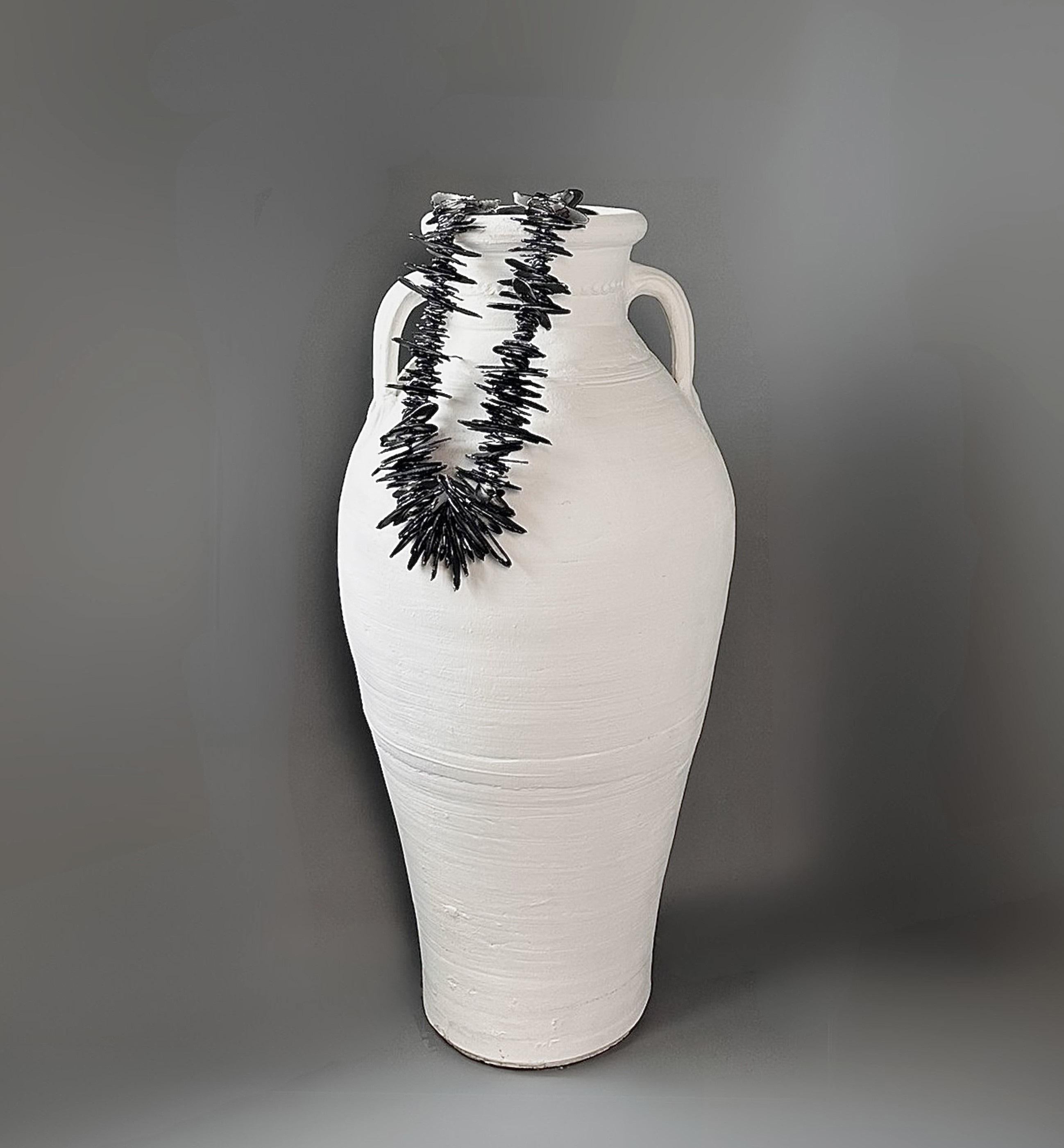 Inspirée par les vêtements de cérémonie de la tribu Ndebele d'Afrique du Sud, cette guirlande unique en son genre est une exploration audacieuse des formes et des contrastes. Coupée à la main et cuite à haute température en petites séries, chaque
