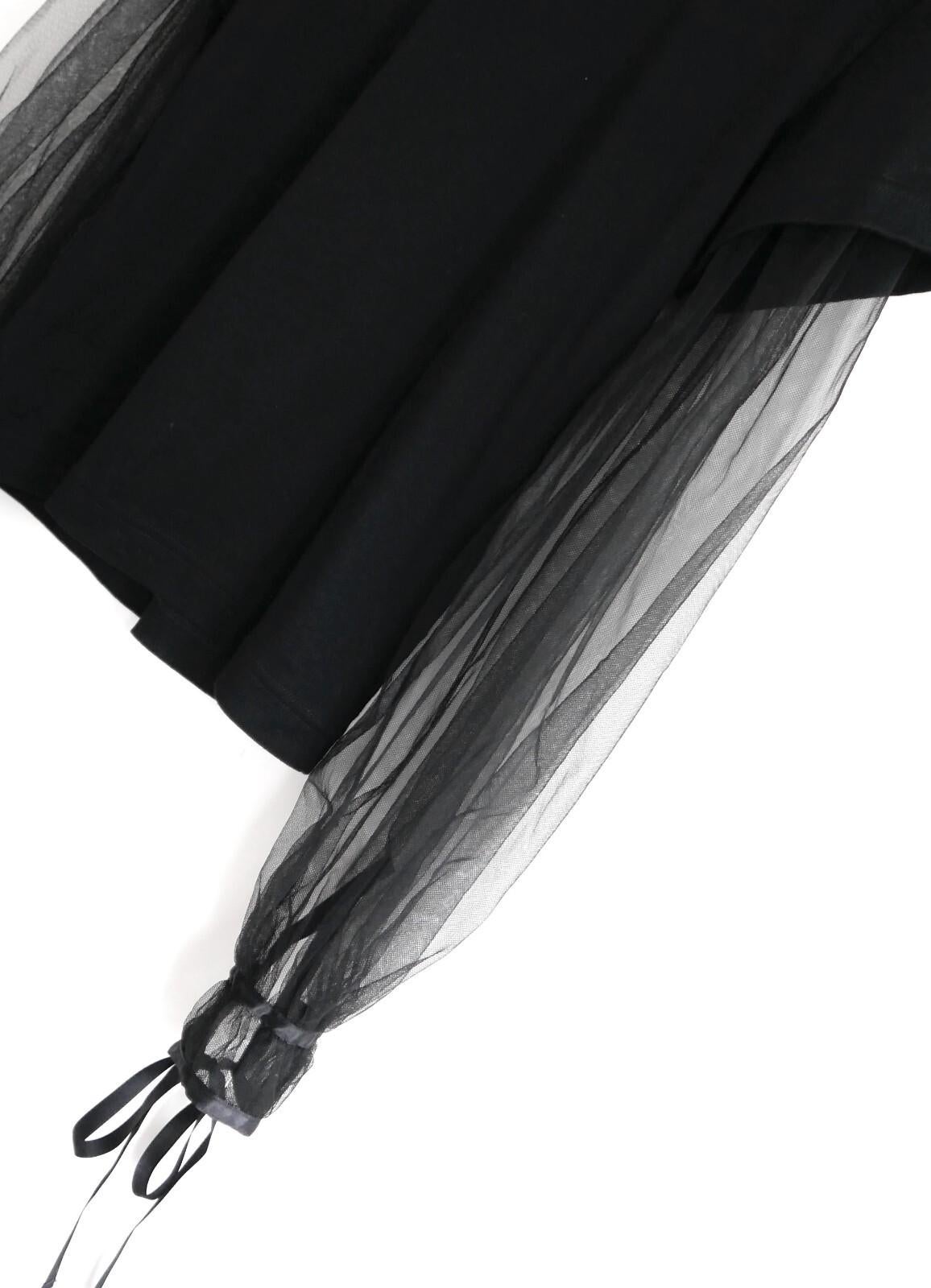 Hübsches Noir Rei Ninomiya T-Shirt-Top mit Tüllärmeln. Gekauft für £475 und neu mit Tags. Aus weicher, schwarzer Baumwolle mit Polyestertüll, Puffärmel mit Krawattenmanschette. Größe XS. Maße ca. - Büste/Taille 34