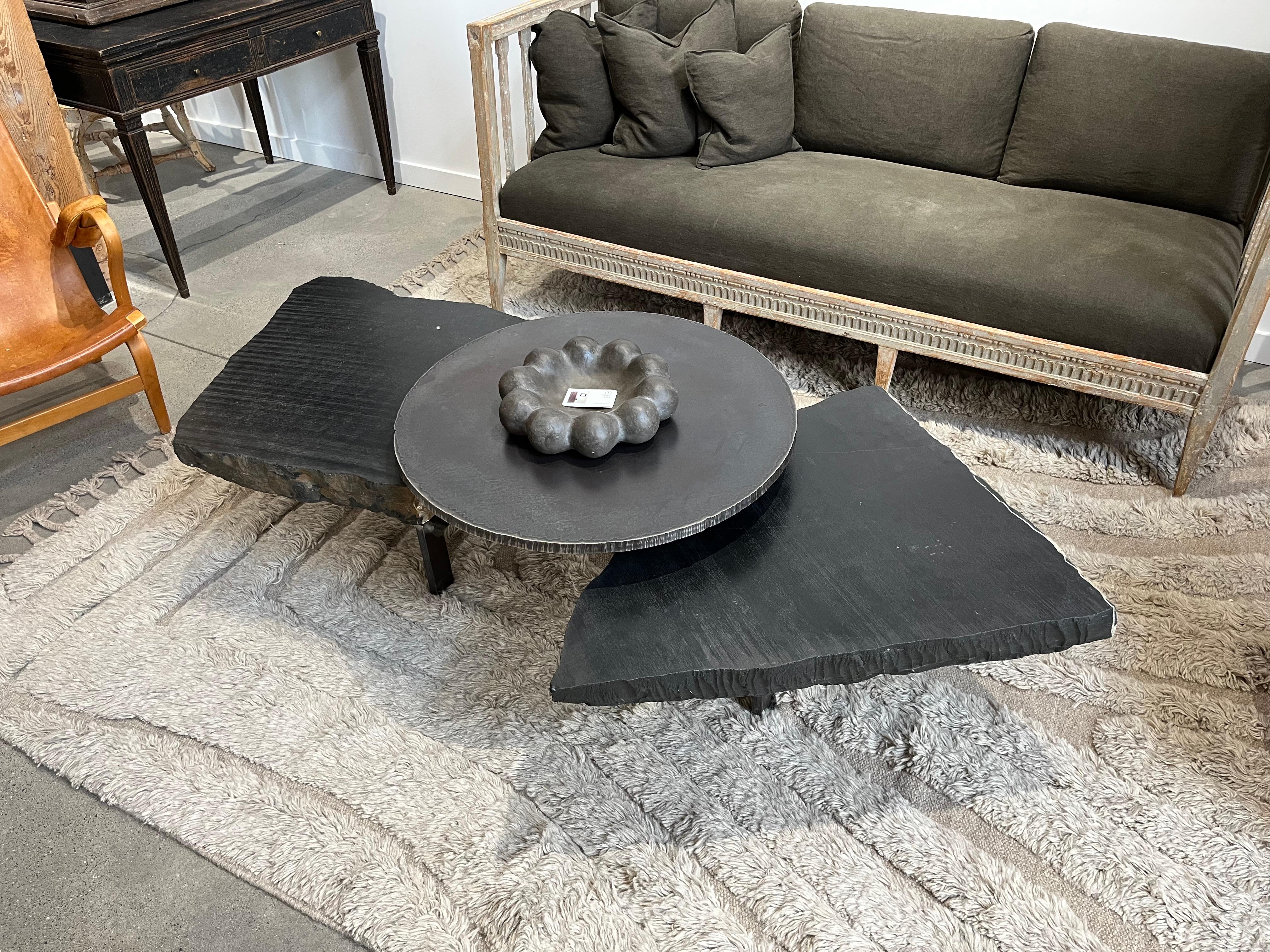 Mesa baja Noir Trois Assiettes Estilo internacional en venta