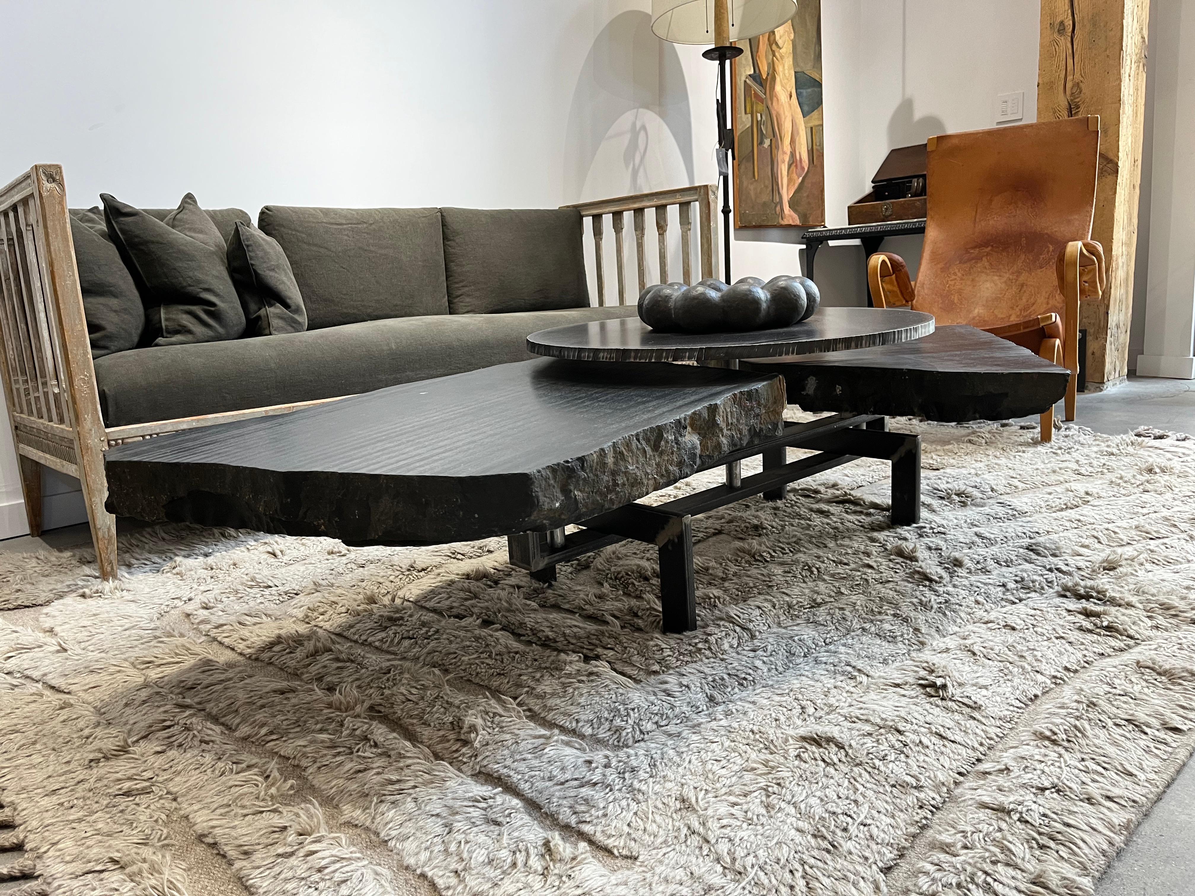 Mesa baja Noir Trois Assiettes Tallado a mano en venta